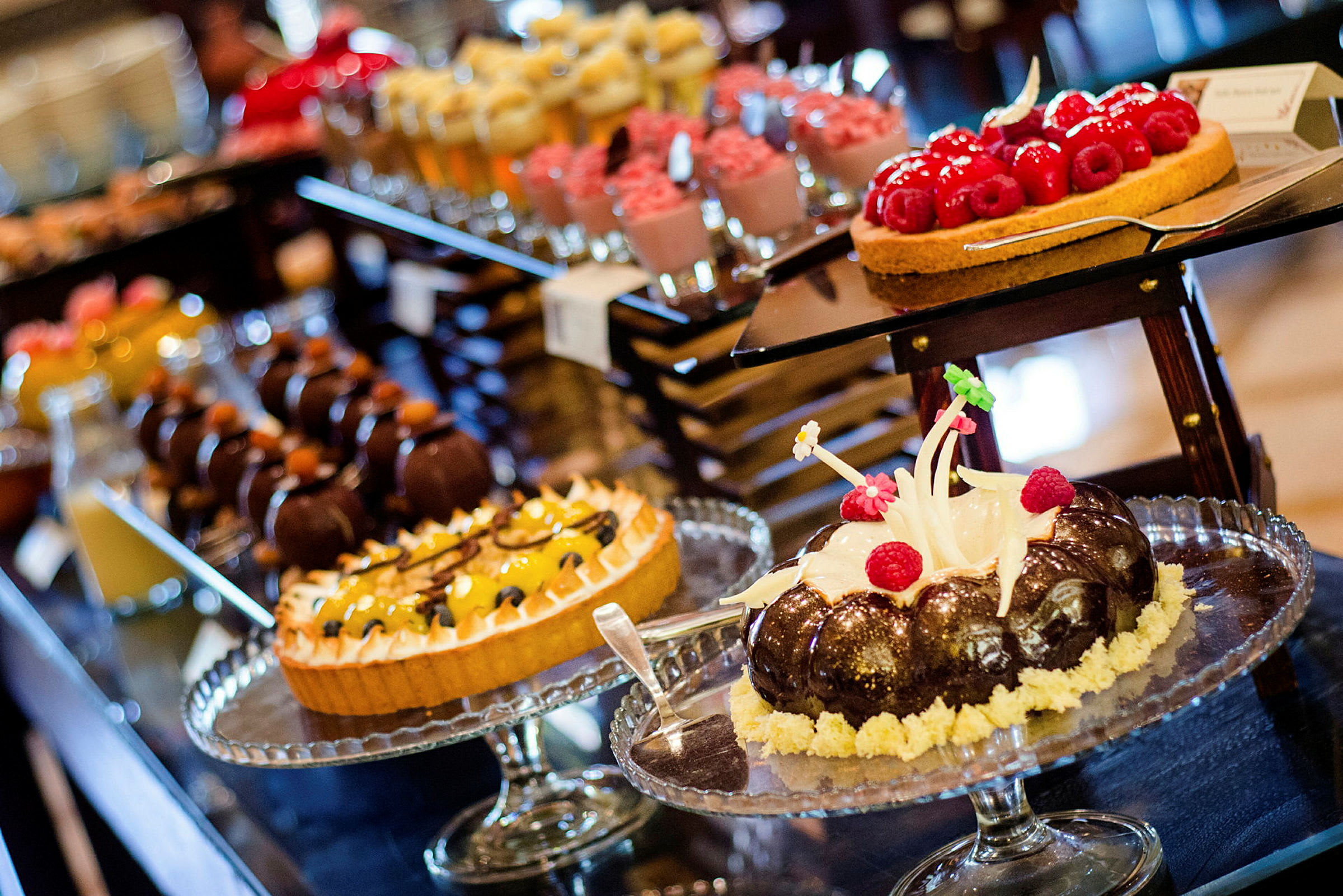 Uppläggning av olika desserter och bakverk på ett bord. (AI-genererad text)