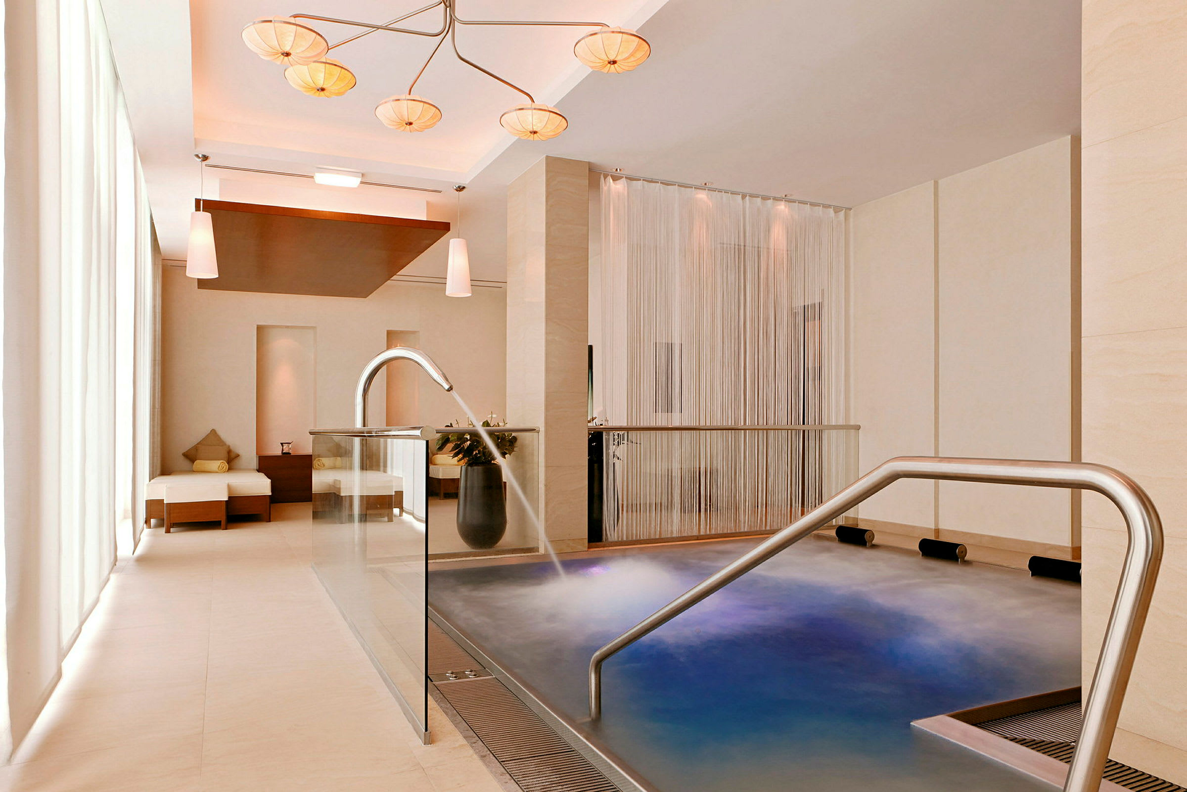 Inomhusmiljö med bubbelpool, modern inredning och vattenkran. (AI-genererad text)