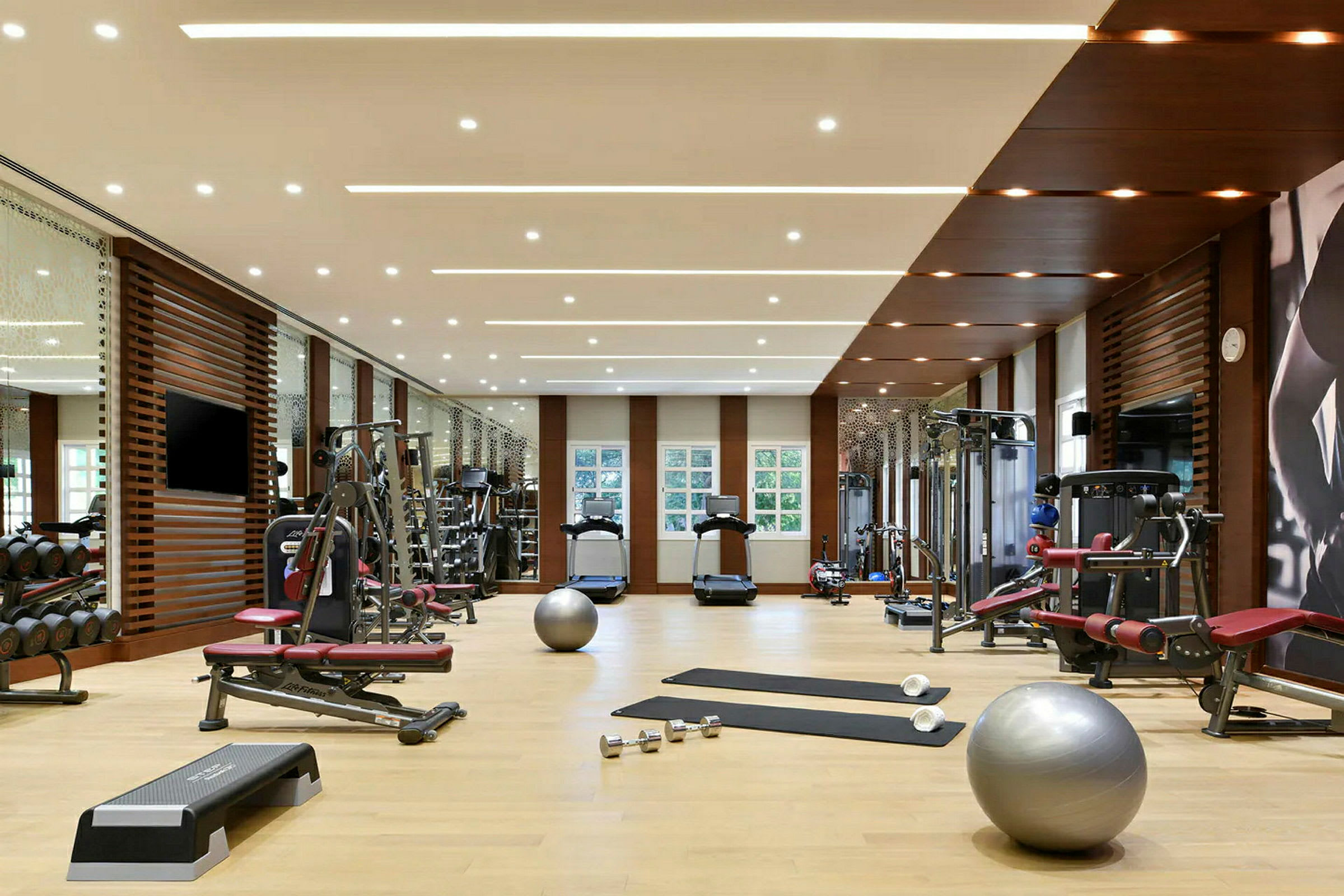 Ett gym med olika träningsmaskiner, hantlar, yogamattor och träningsbollar. (AI-genererad text)