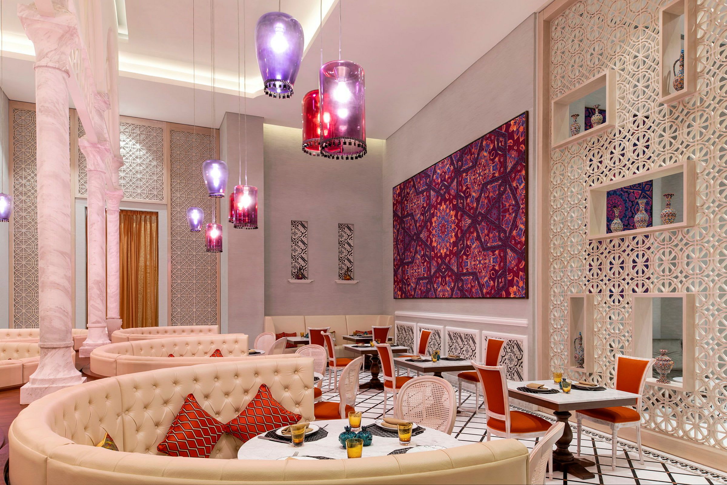 Eleganta sittgrupper med bord i en smakfullt dekorerad lokal, omgiven av dekorativa paneler och orientaliska detaljer. (AI-genererad text)