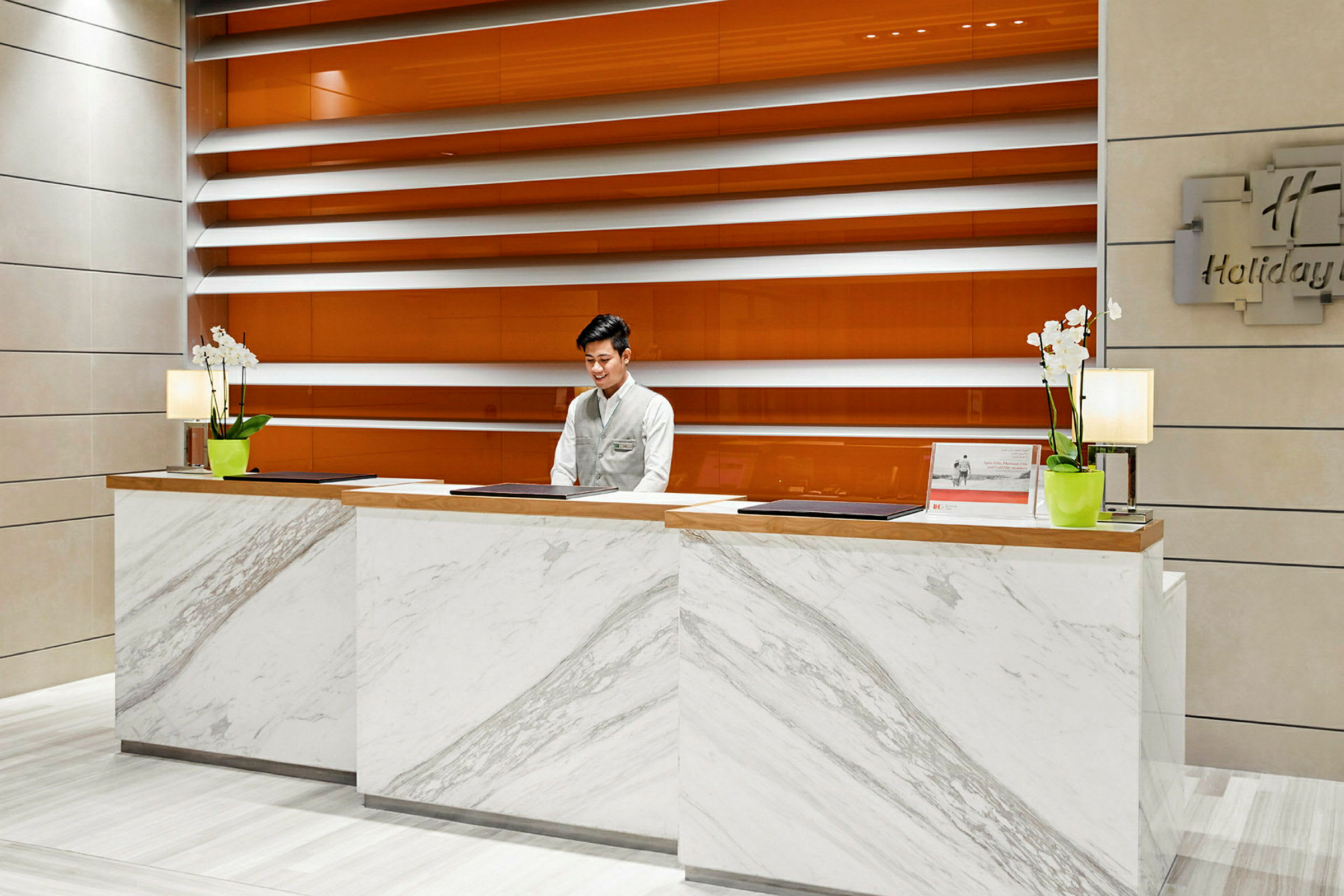Receptionsdisk i ett hotell med en modern design och marmorinredning. (AI-genererad text)