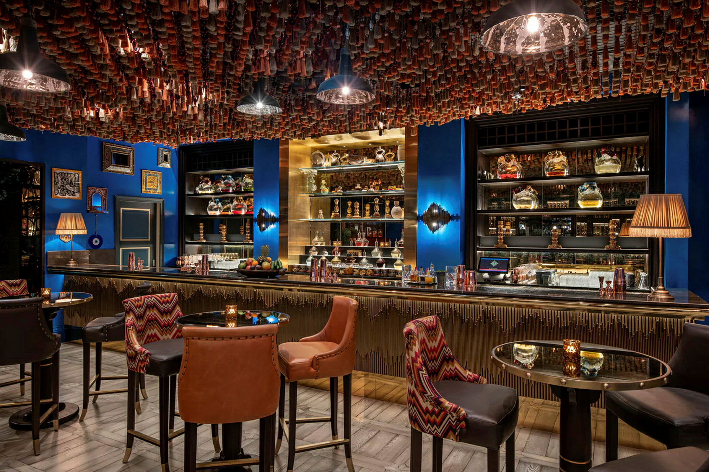 Interiör av en elegant bar med sittplatser och dekorerad tak. (AI-genererad text)