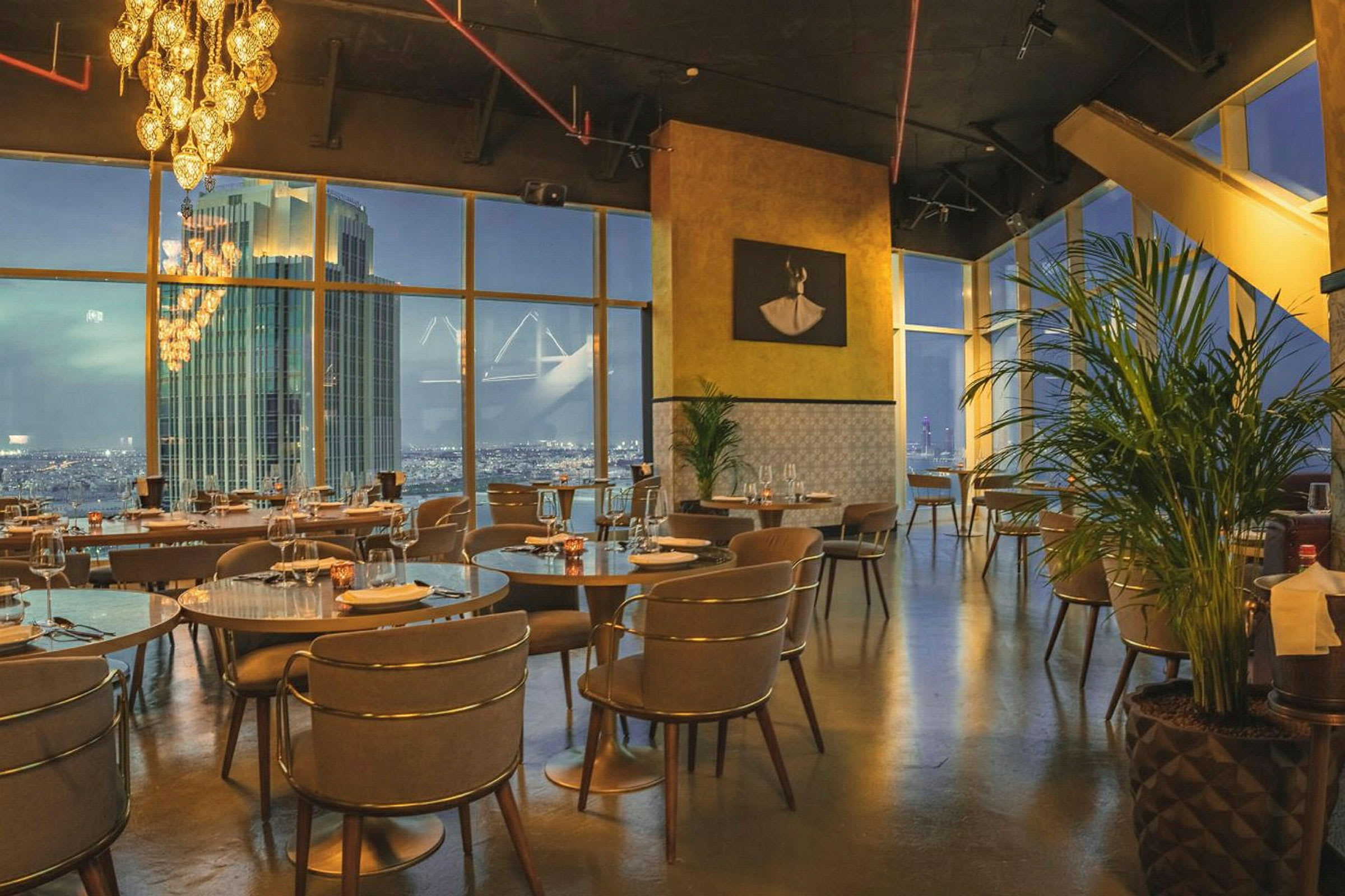 Interiör av en elegant restaurang med utsikt över en stad. (AI-genererad text)