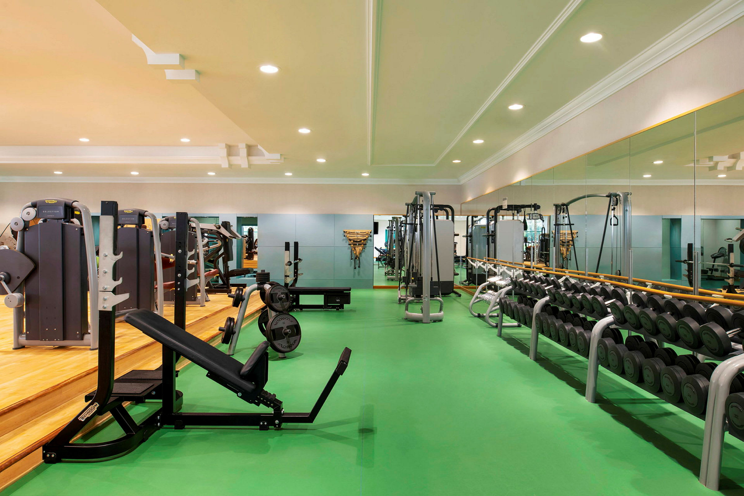 Bild på ett välutrustat gym med träningsmaskiner och vikter. (AI-genererad text)
