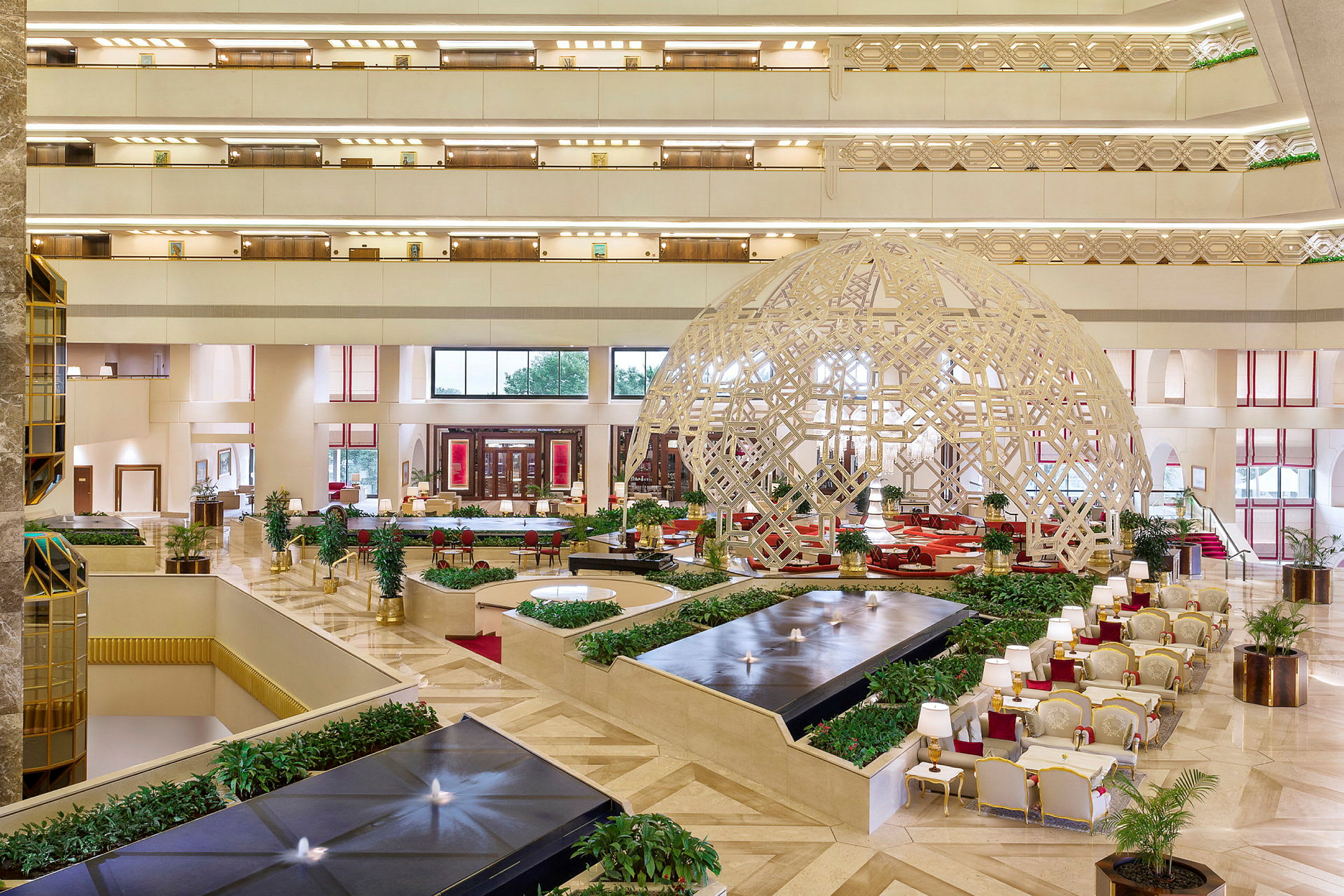 Interiör av en elegant hotellobby med belysning, sittplatser och dekorationer. (AI-genererad text)