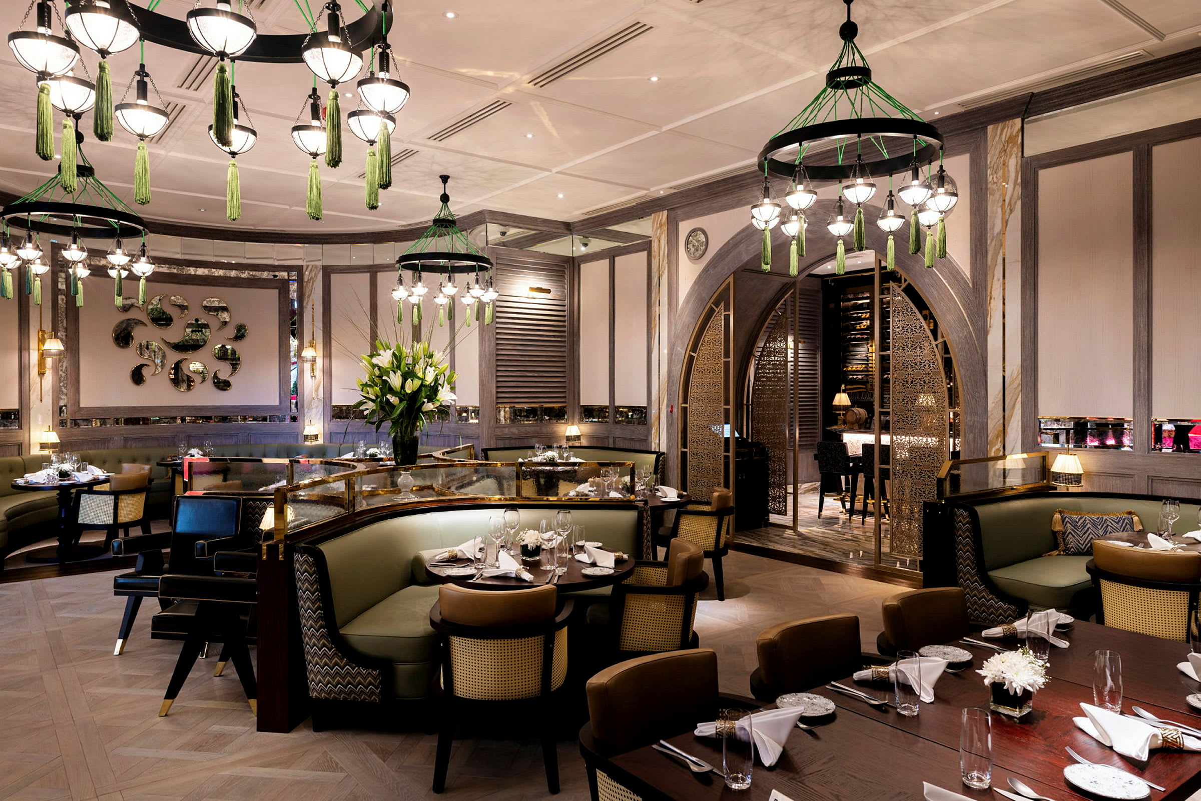 En elegant restauranginteriör med dukade bord och dekorativa lampor. (AI-genererad text)