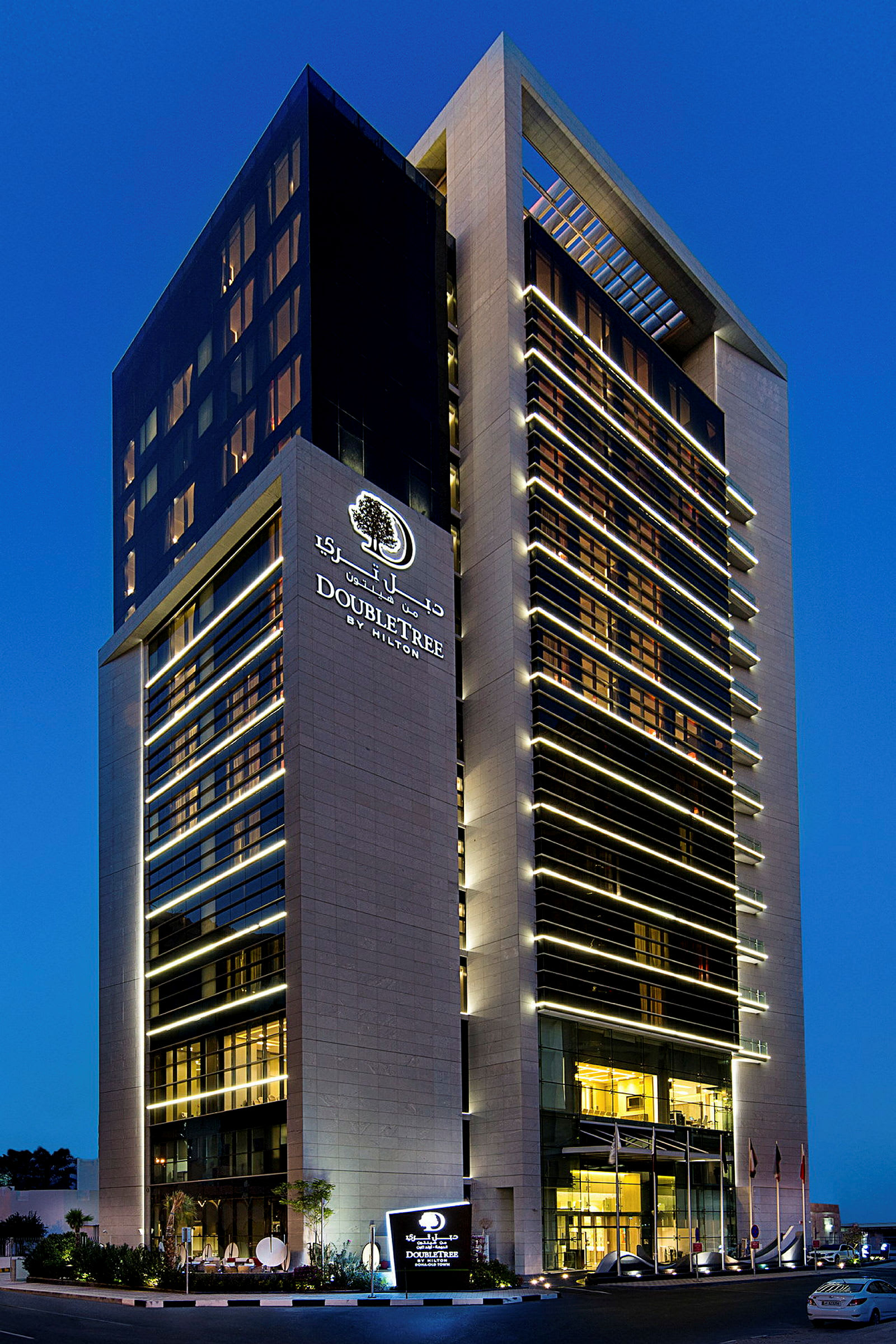 Bild av ett hotell med namnet DoubleTree by Hilton omgiven av blå himmel. (AI-genererad text)