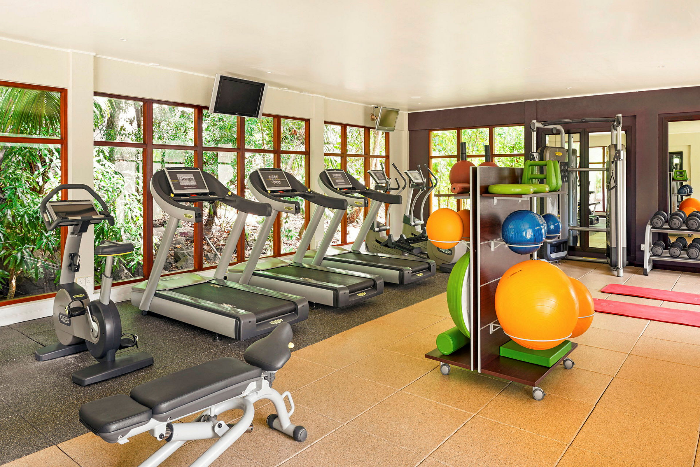 Ett gym med löpband, träningscykel och träningsutrustning. (AI-genererad text)