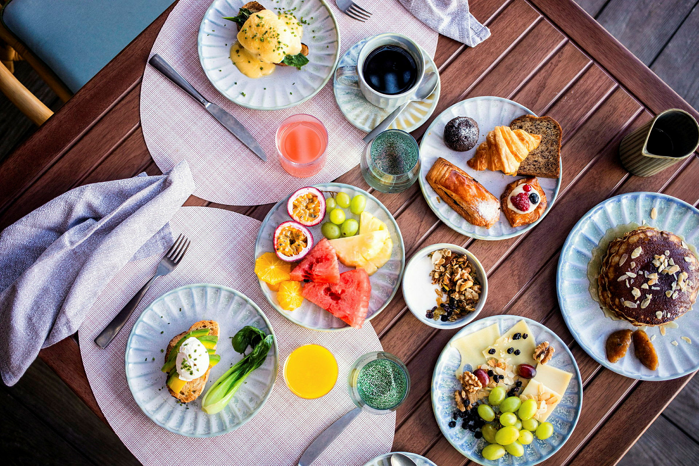 Ett bord med färgglad frukostmat, inklusive frukt, bakverk och drycker. (AI-genererad text)