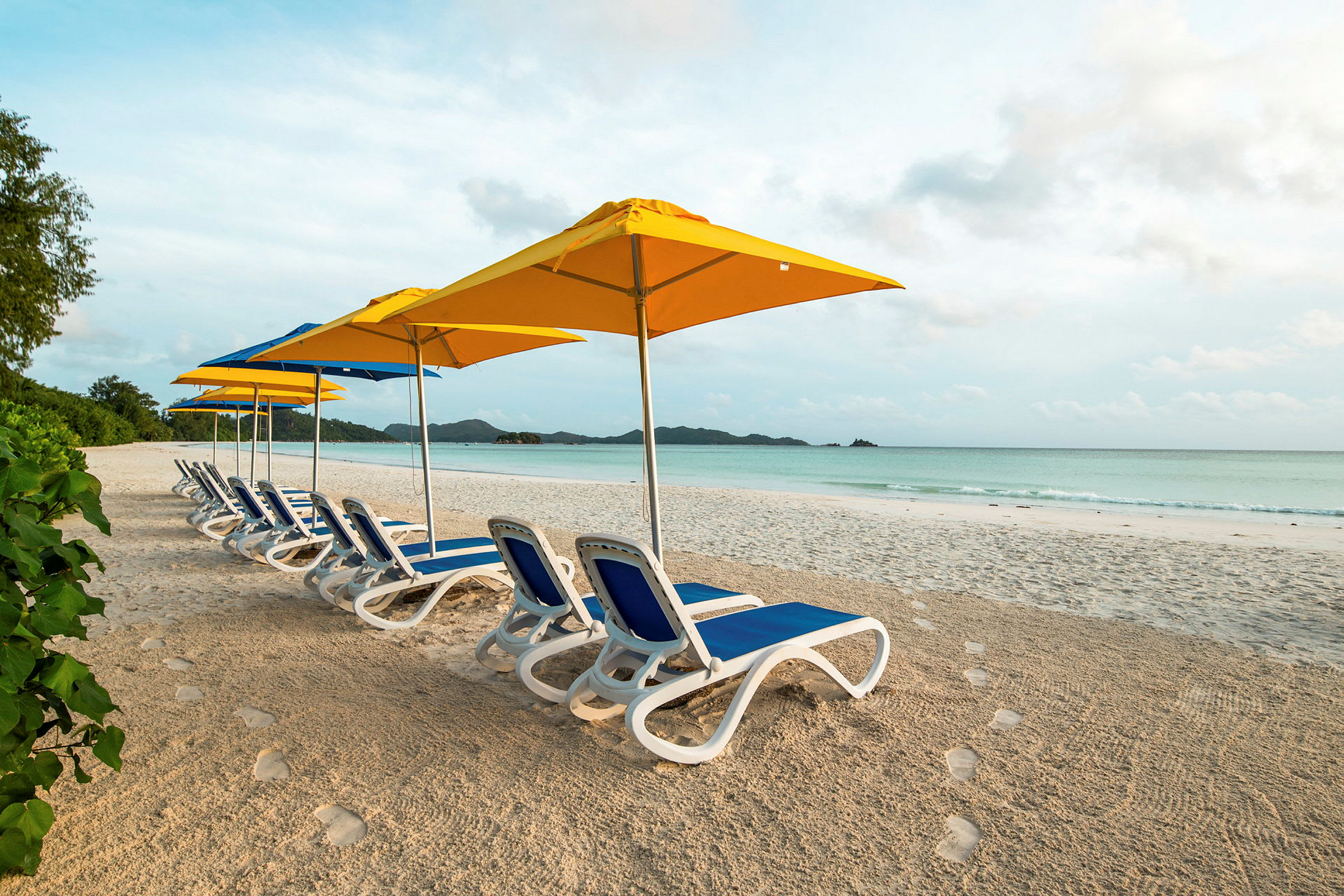 Solstolar och parasoller på en strand. (AI-genererad text)