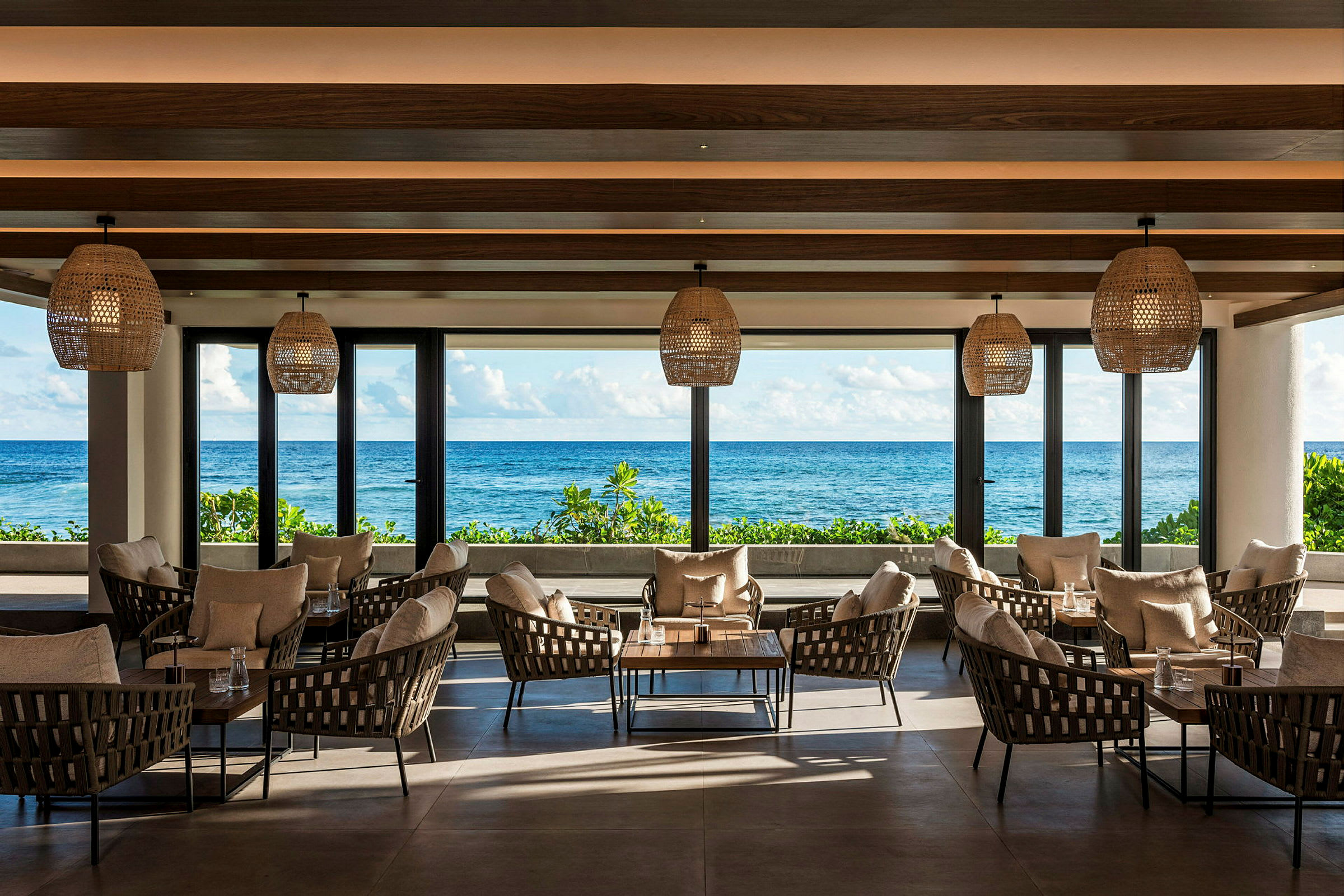 Interiör av en hotellrestaurang med utsikt över havet. (AI-genererad text)