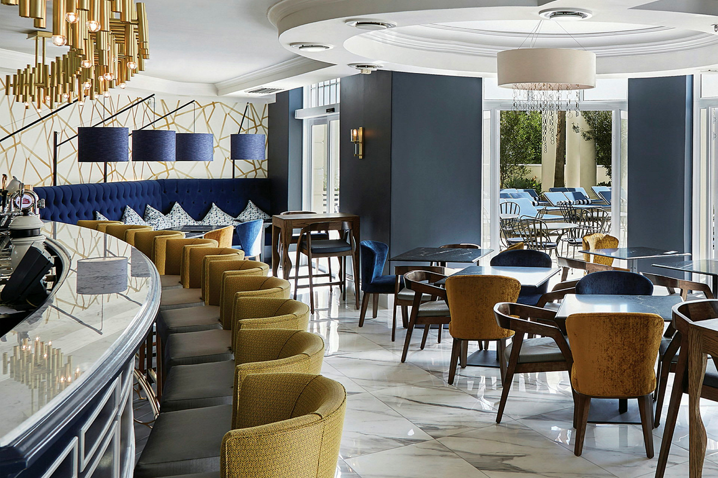 Bild av en modern restaurang med marmorgolv, eleganta möbler och dekorativa lampor. Fönstren vetter mot en utomhuspool. (AI-genererad text)