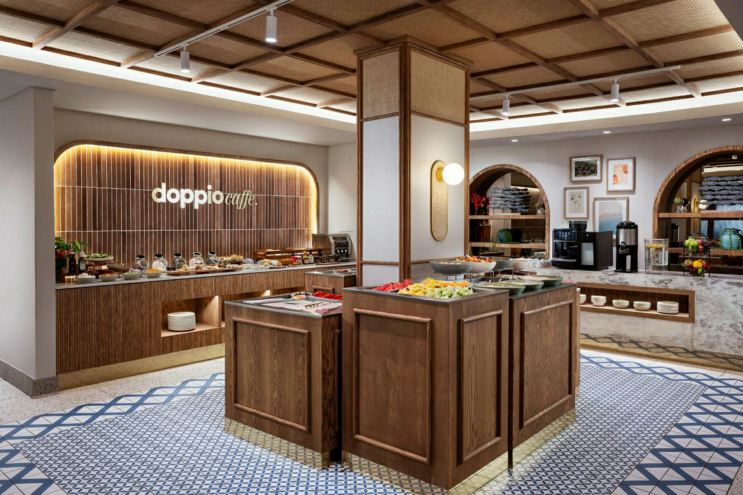 En buffé med olika maträtter, med träpaneler och en elegant inredning. Logotypen för "doppio caffe" syns på väggen. (AI-genererad text)
