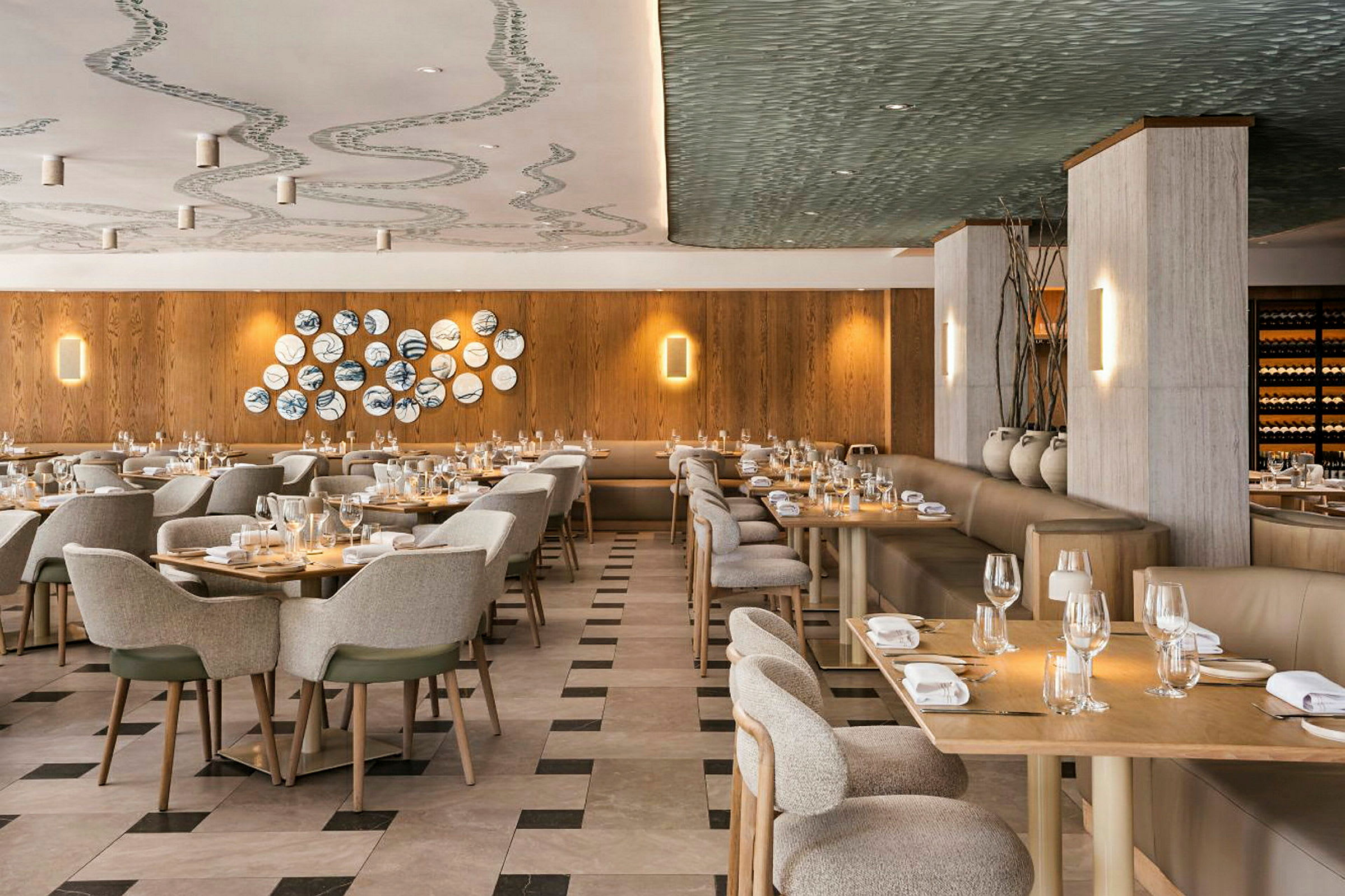 En elegant restaurang med träpaneler, smakfulla dekorationer och dukade bord. (AI-genererad text)
