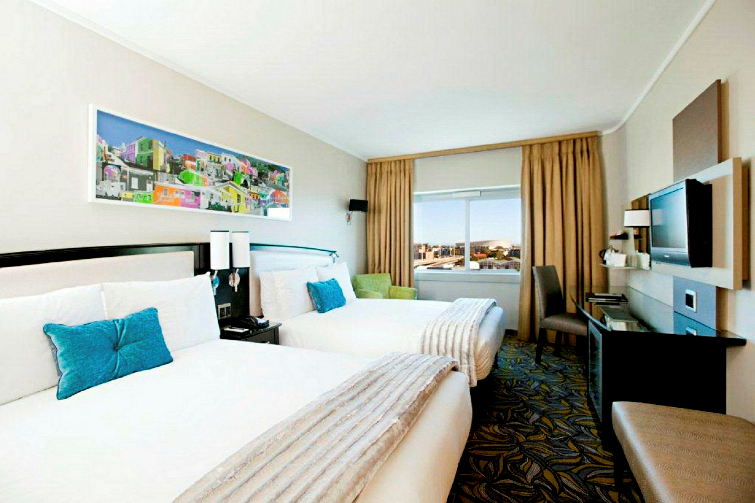 Hotellrum med två enkelsängar, en fönstervy och modern inredning. (AI-genererad text)