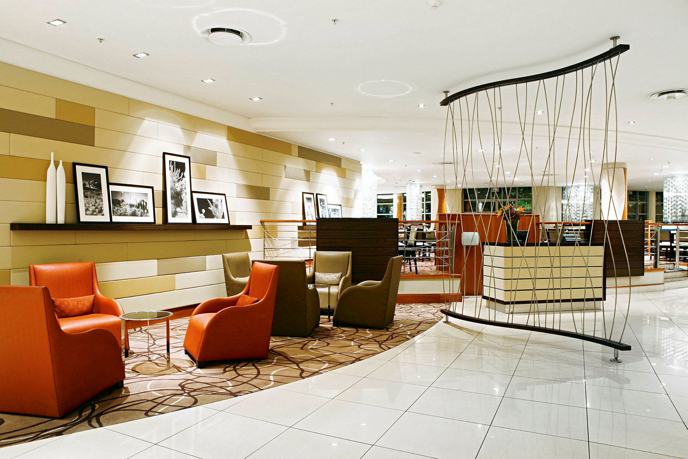 Bild på en hotellobby med moderna sittmöbler och dekorativa element. (AI-genererad text)