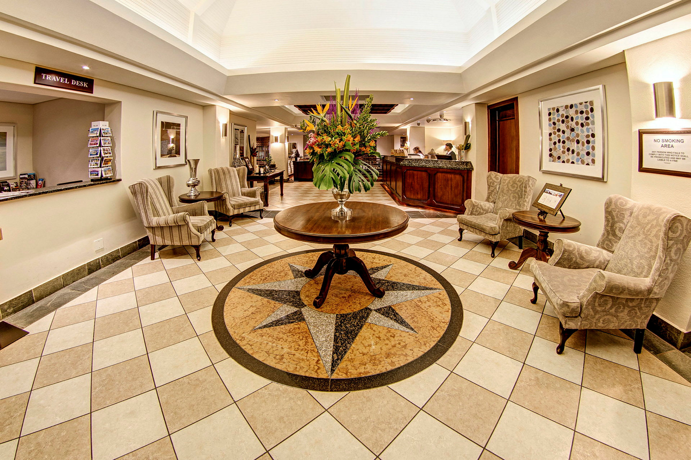 Hotellobby med sittmöbler, inredningsdetaljer och en reception. (AI-genererad text)