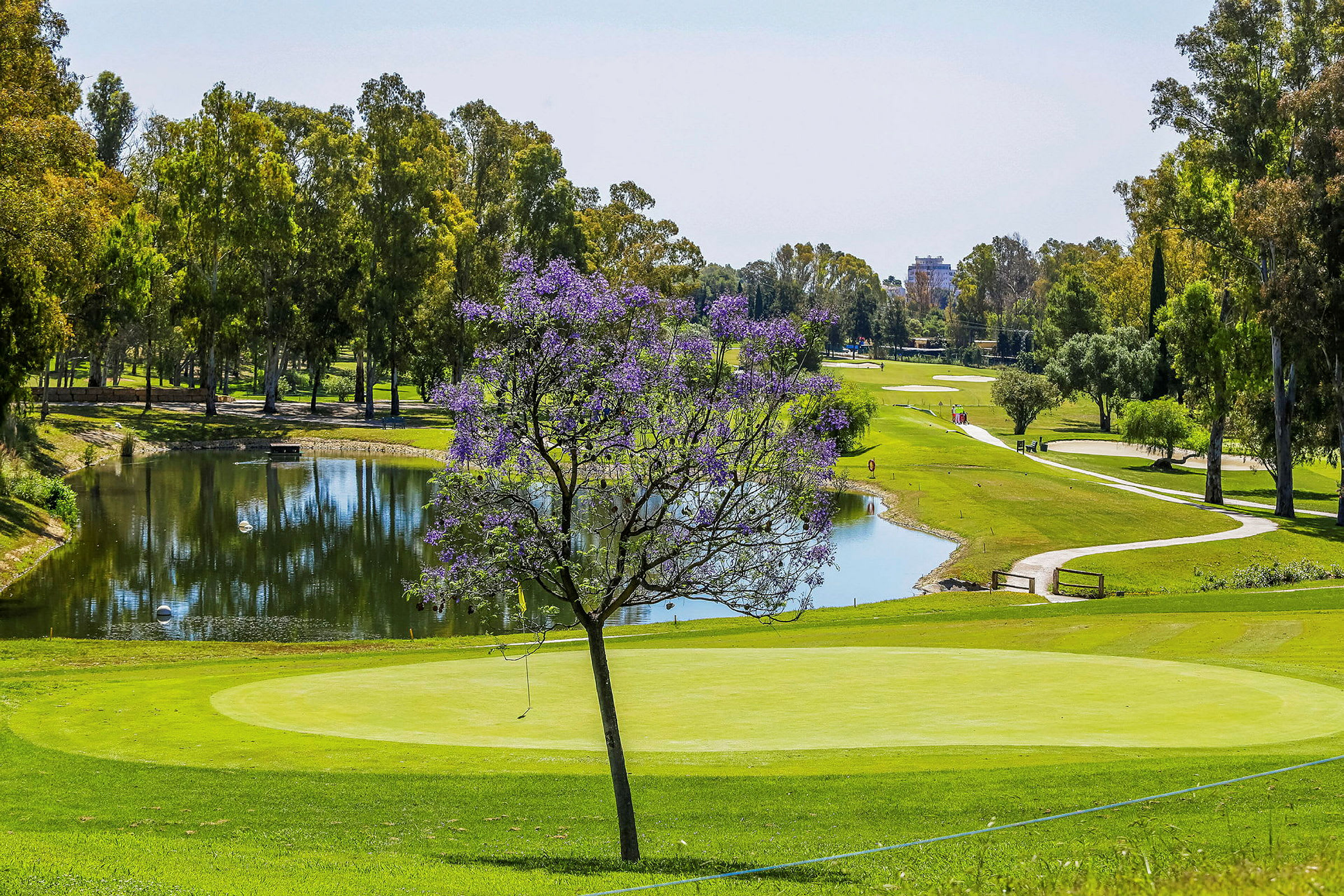 Cirka tre kilometer från hotellet finns två golfbanor med 18 hål vardera