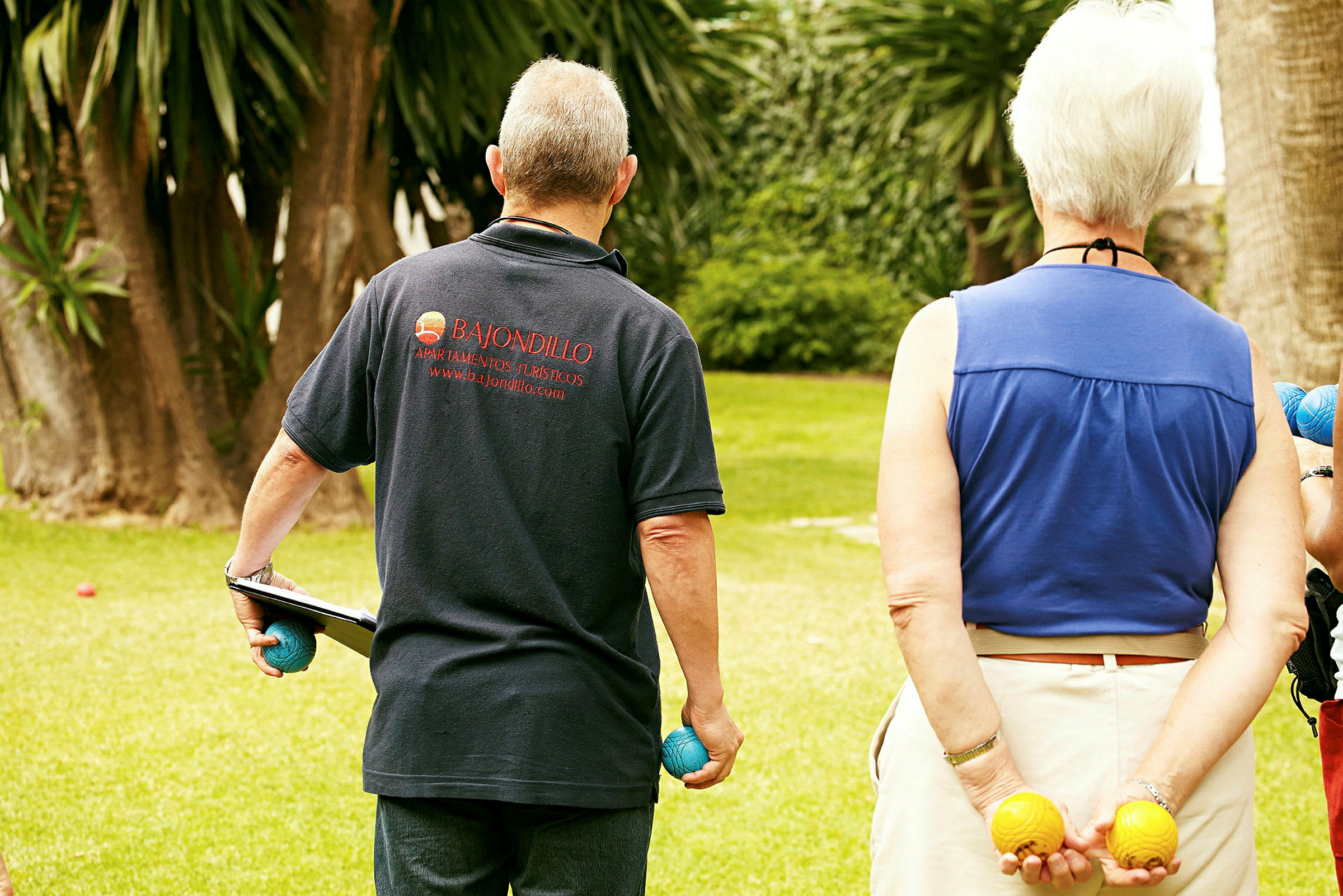 Personer som spelar boule i en trädgård. (AI-genererad text)