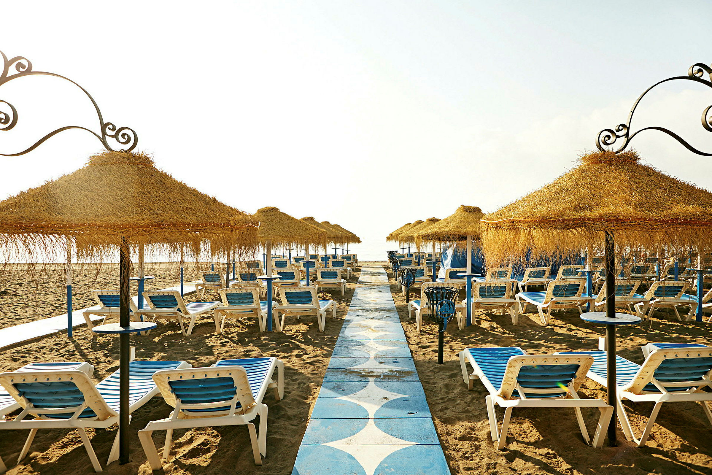 Strand med solstolar och parasoller. (AI-genererad text)