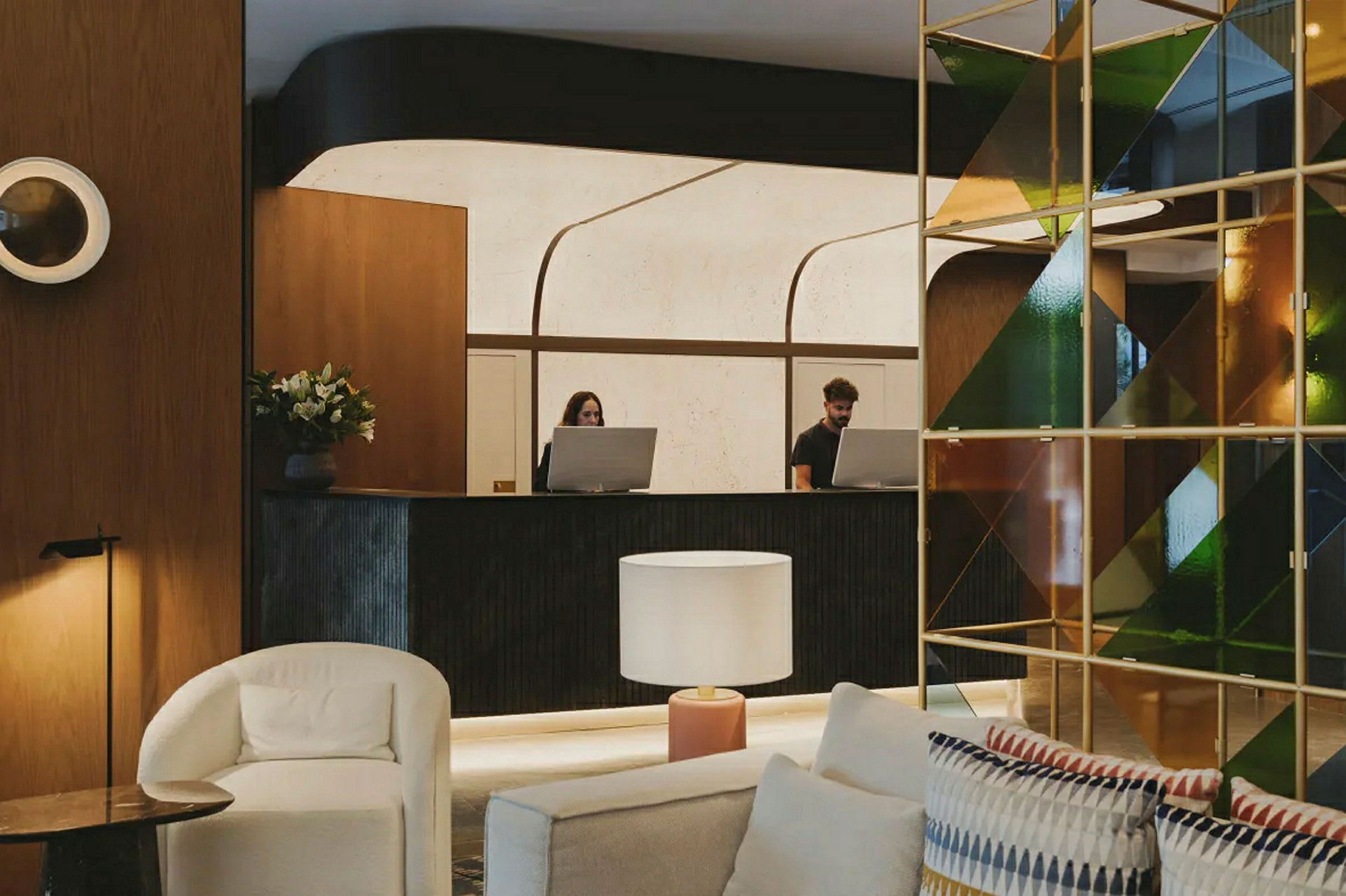 Moderna hotellreception med eleganta möbler och stilfull inredning. (AI-genererad text)