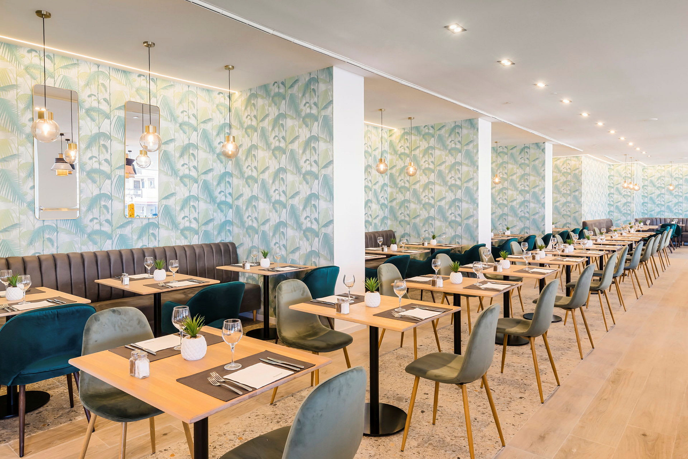 Ett modernt restauranginteriör med grönsaksdekorerade tapeter och bord prydda med bordsdukning och dekorativa växter. (AI-genererad text)