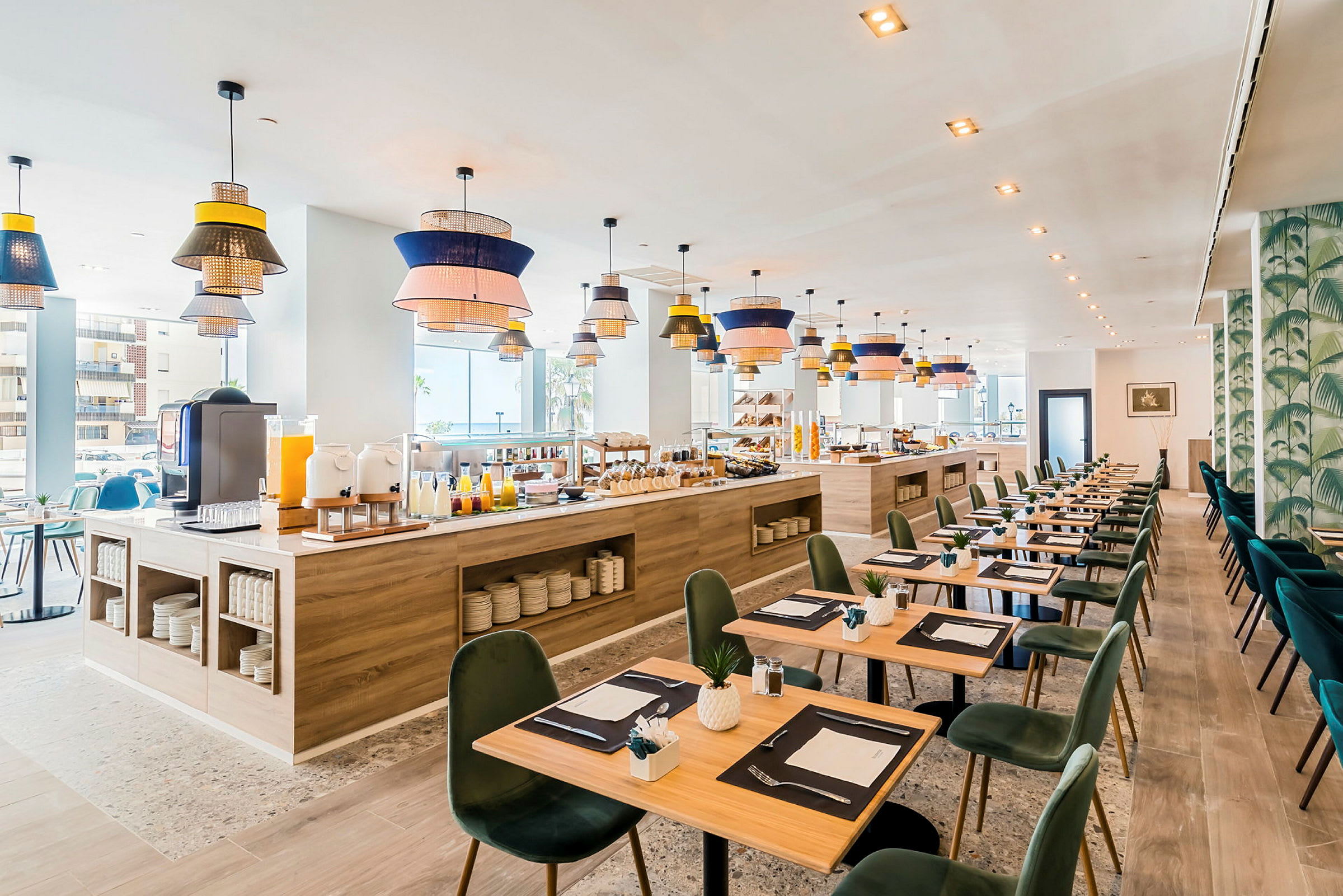 En modern och ljus restaurang med dukade bord och en buffésektion. (AI-genererad text)