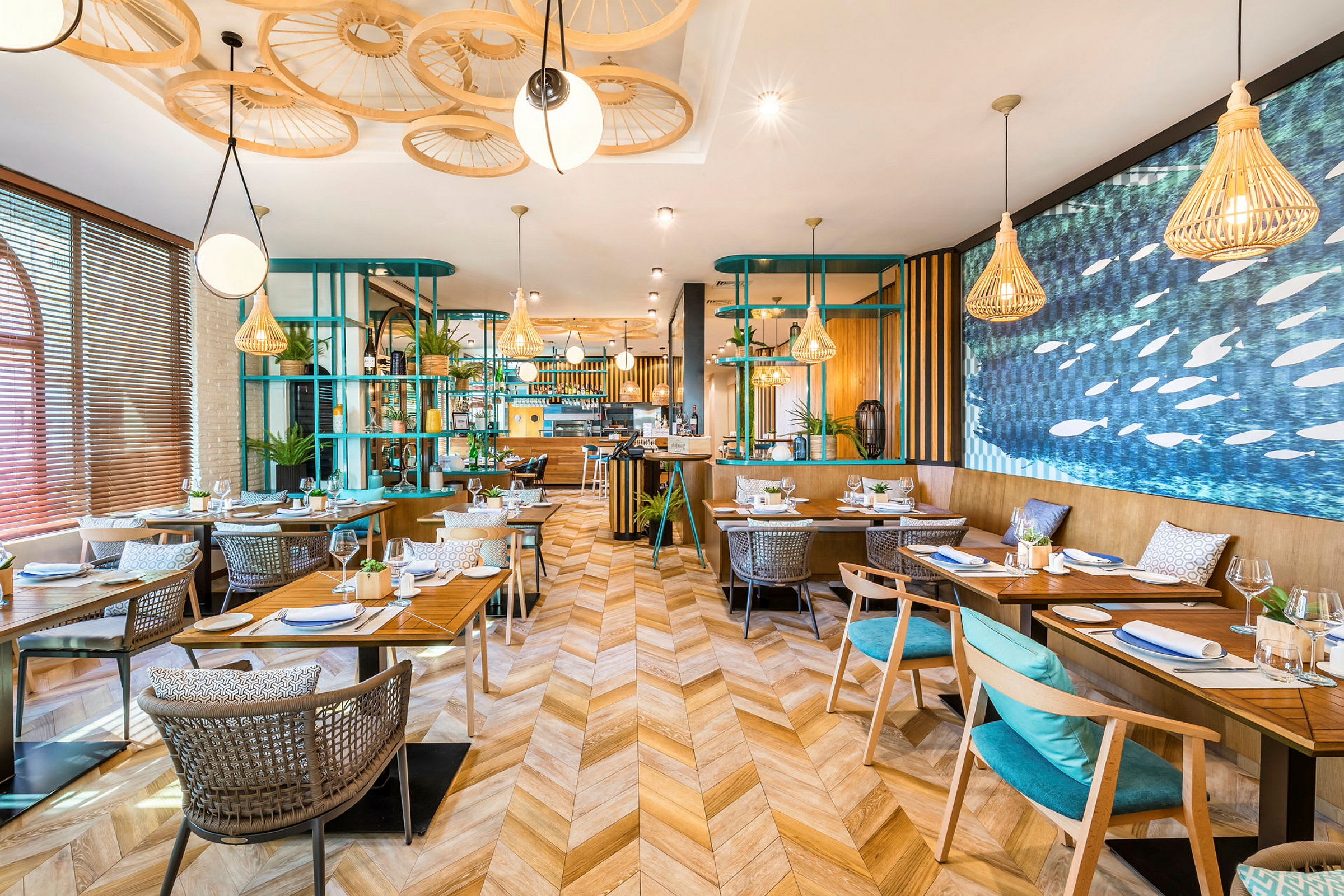 En ljus och modern restaurang med träbord, korgstolar och en dekorativ väggmålning. (AI-genererad text)