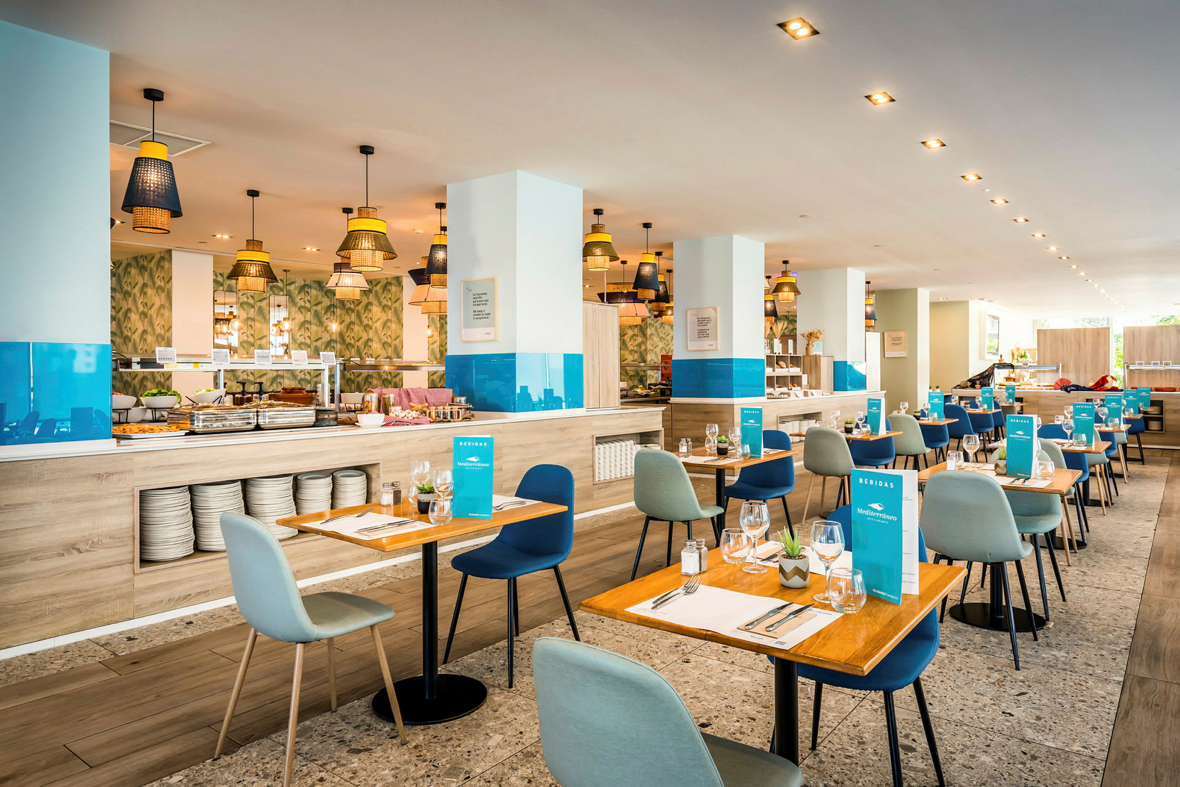 Interiör av en modern restaurang med bord, stolar och dukning. (AI-genererad text)
