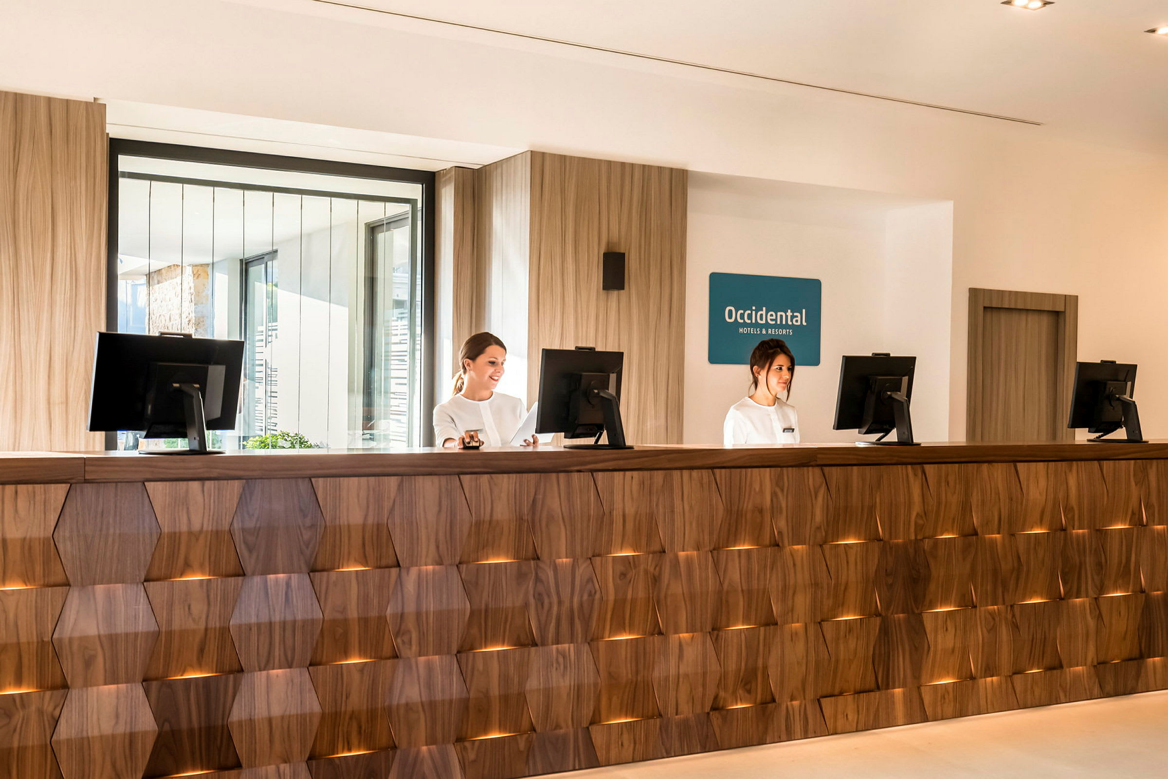 Reception med träpanel och två receptionister. (AI-genererad text)
