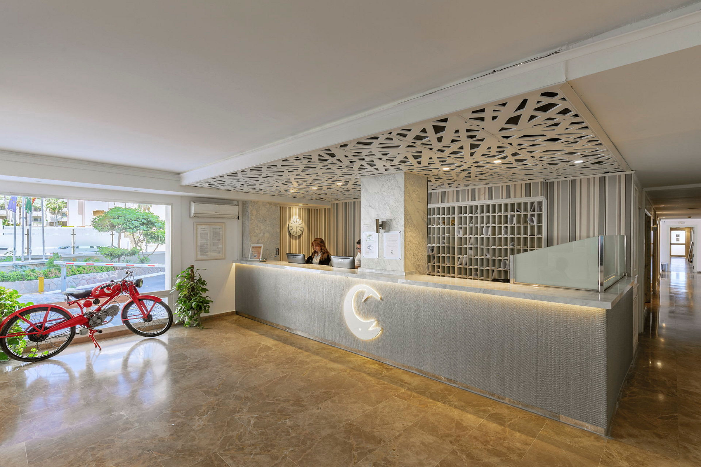 Reception med modern design och marmorgolv. (AI-genererad text)