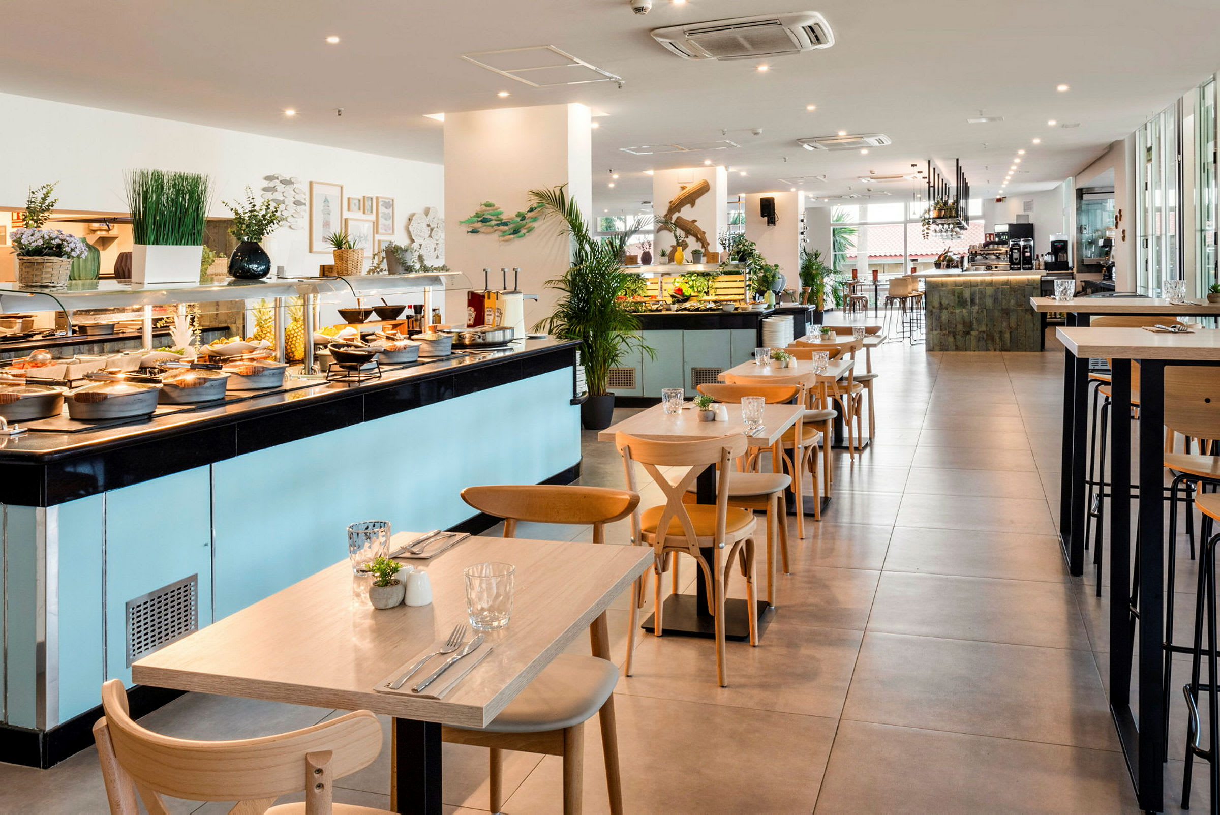 Restaurang med buffé och sittplatser. (AI-genererad text)