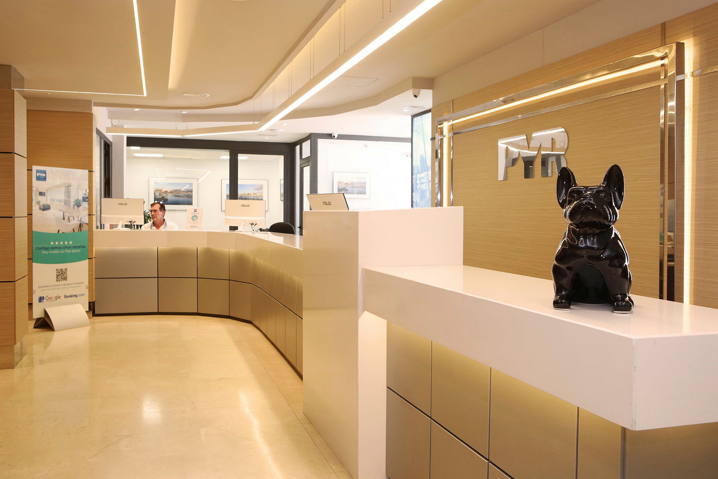 Reception med modern inredning och en svart hundstaty på disken. (AI-genererad text)