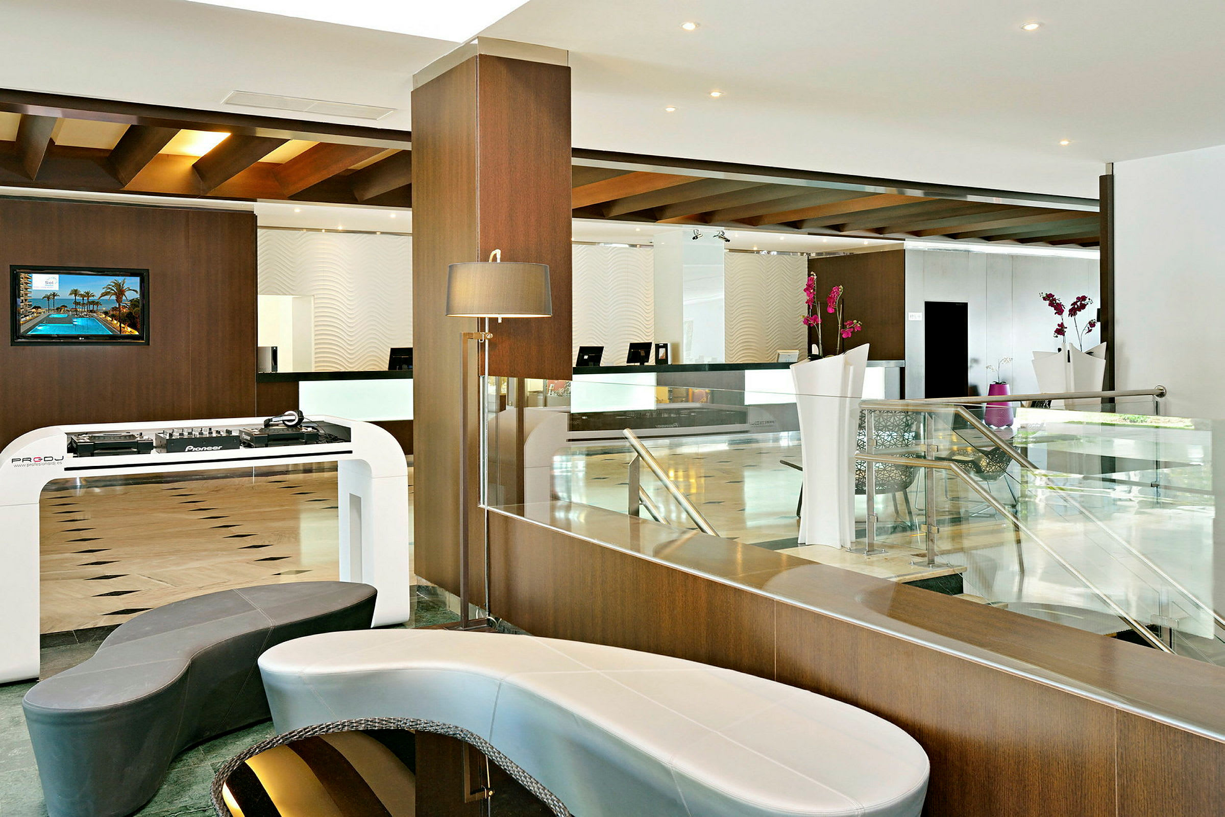 Hotellets reception med modern inredning. (AI-genererad text)