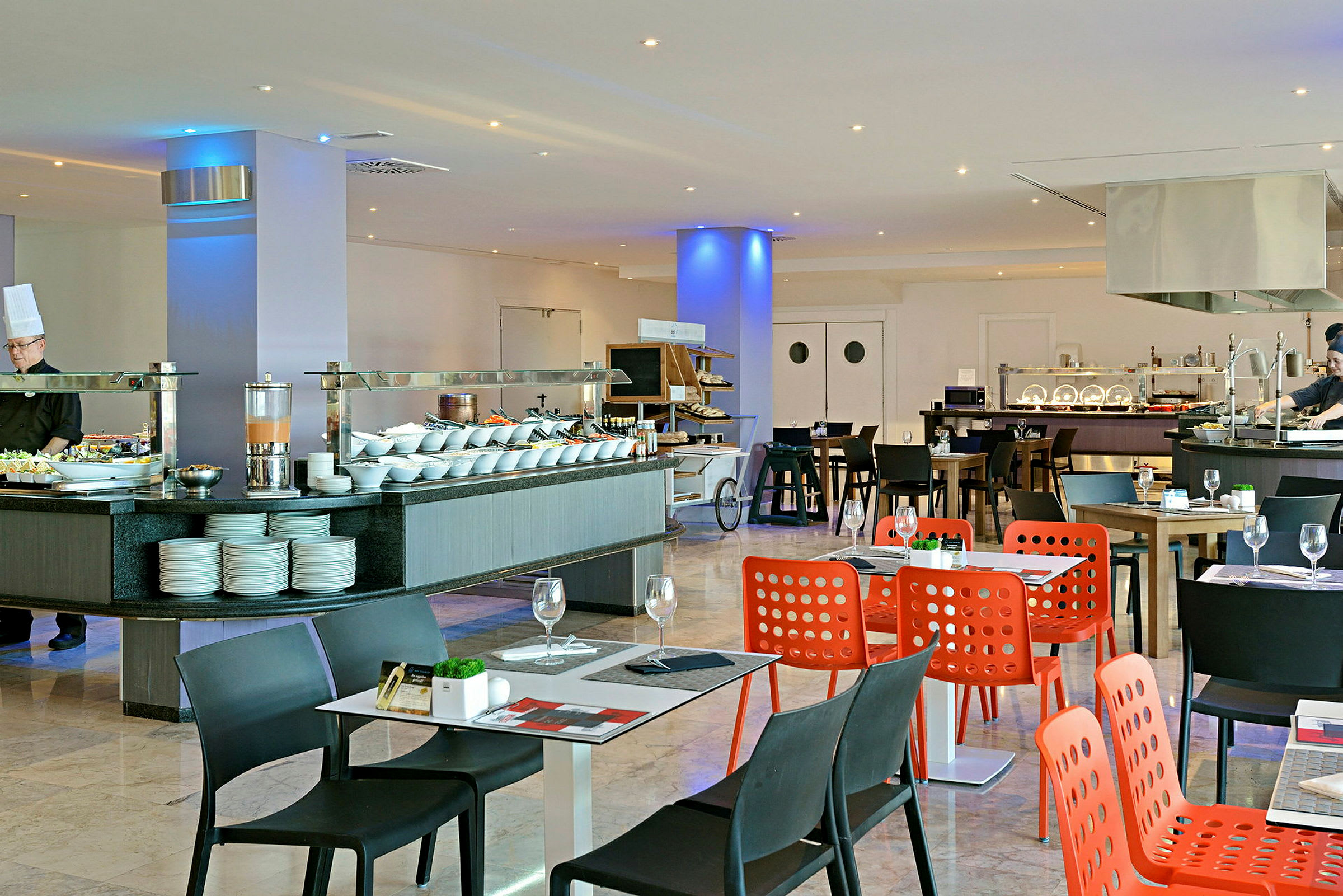 Bild på en restaurang med bufféområde och sittplatser. (AI-genererad text)