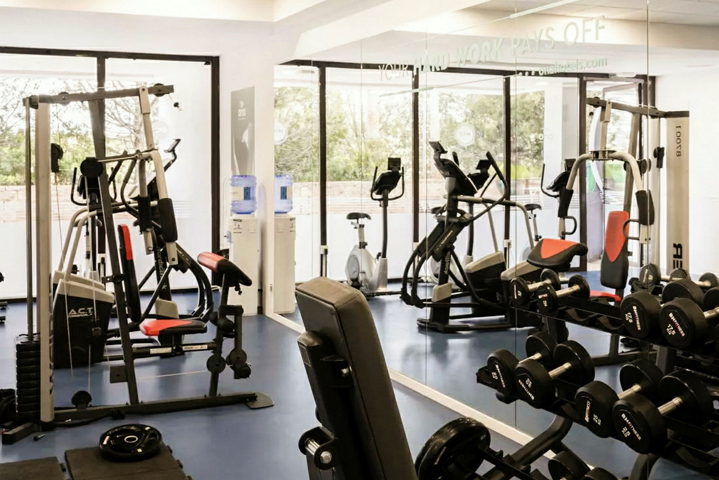 Ett gym med maskiner och vikter för träning. (AI-genererad text)