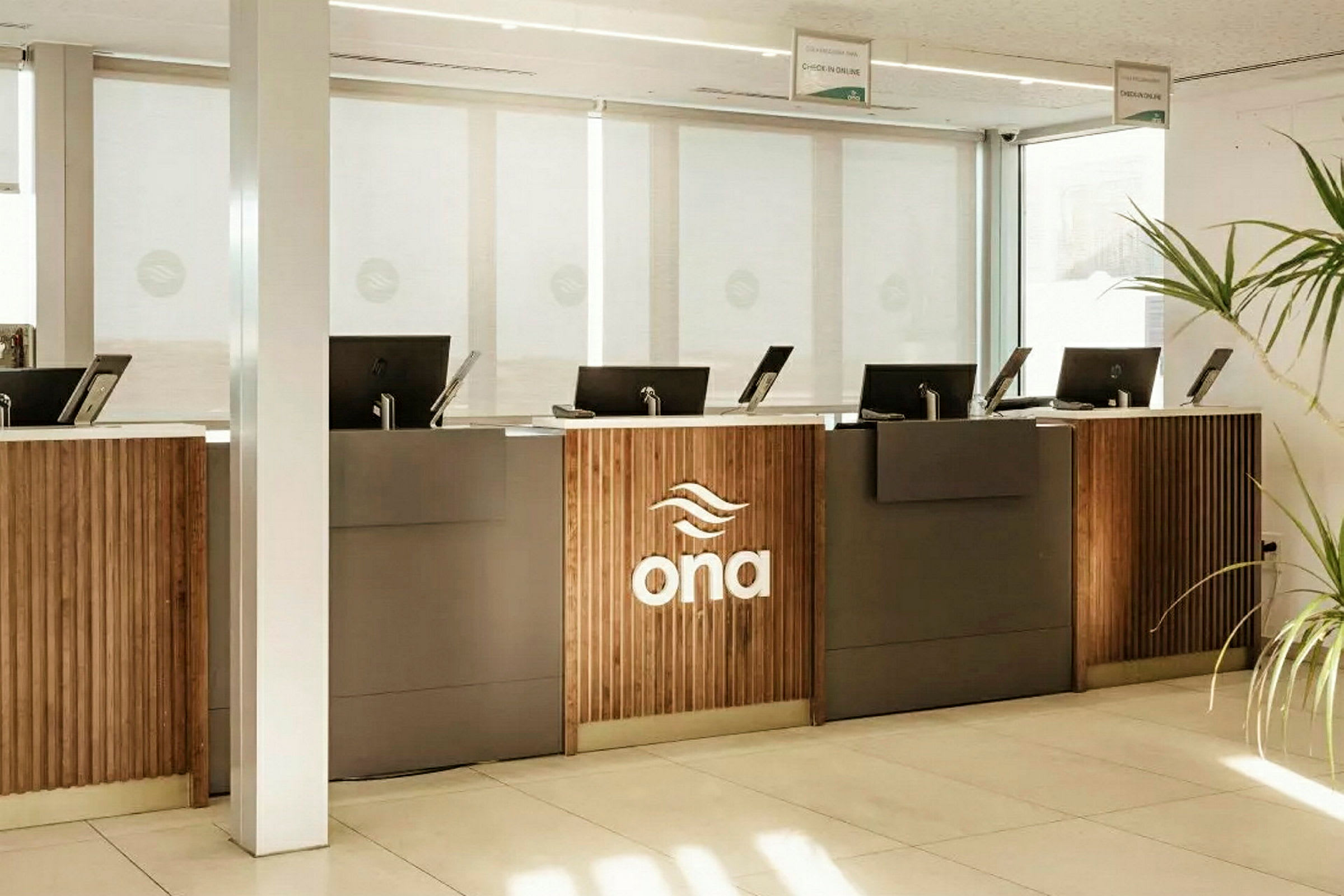 Reception med flera diskar och logotypen "ona" synlig på en av dem. (AI-genererad text)