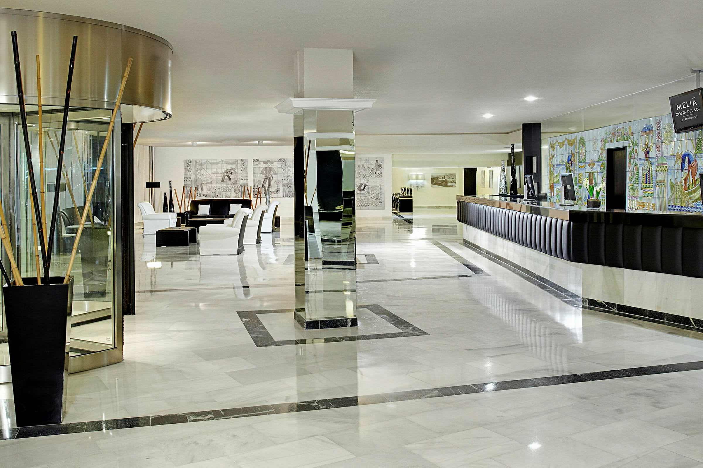 Hotellets lobby med reception och sittgrupper. (AI-genererad text)