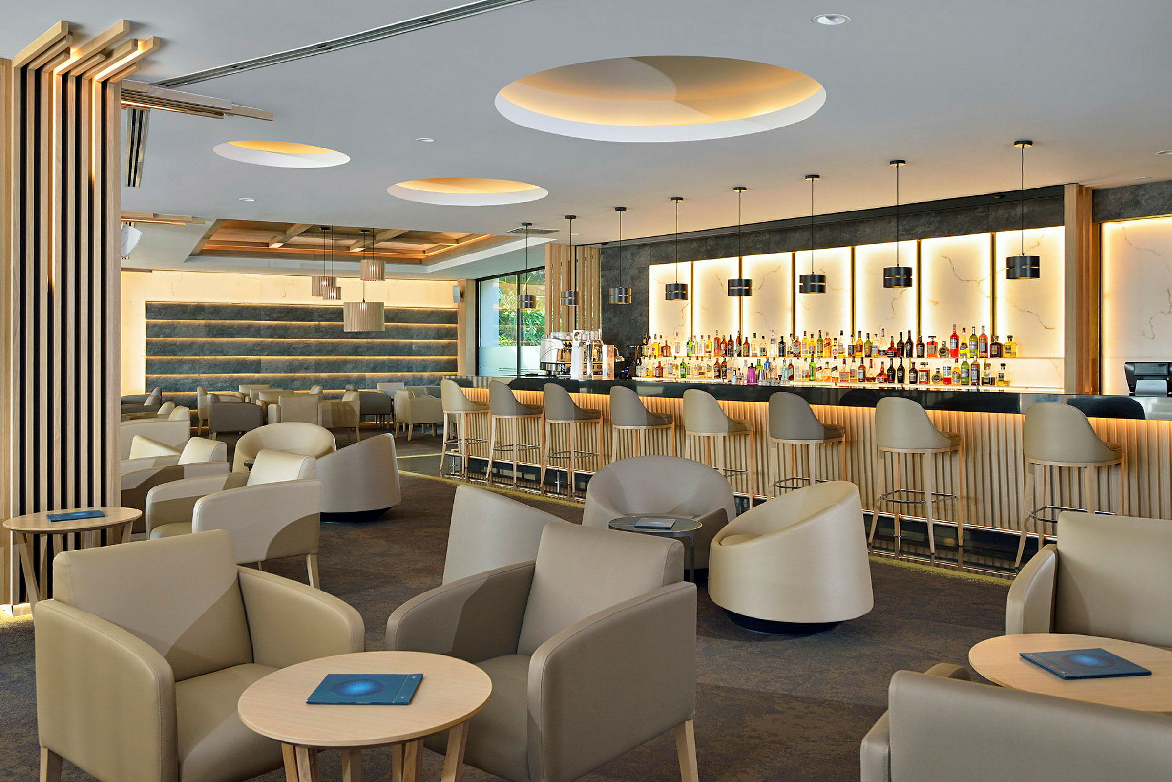 Modern bar och lounge med bekväma stolar och belysning. (AI-genererad text)