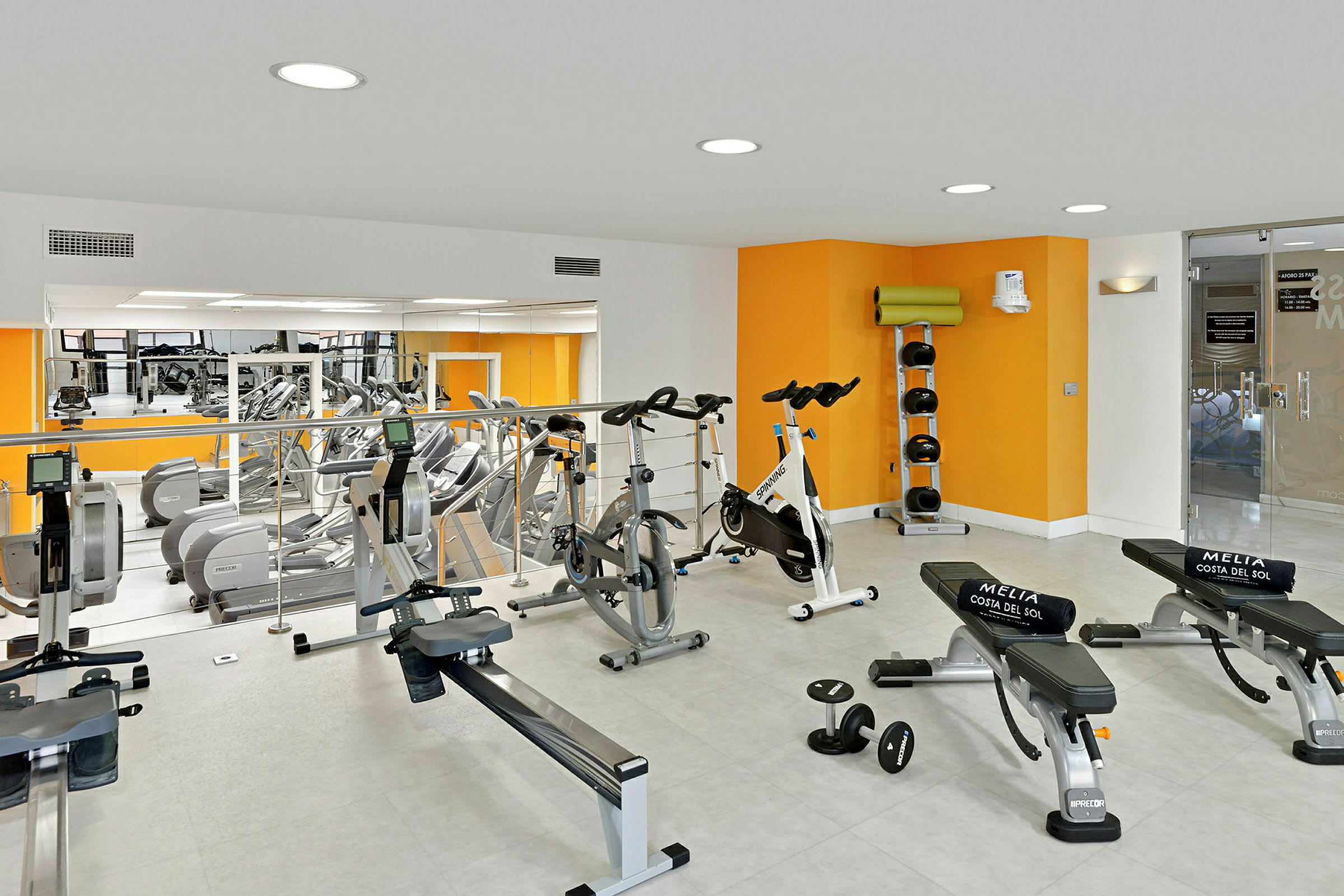 Ett gym med träningsmaskiner, cyklar och vikter. (AI-genererad text)