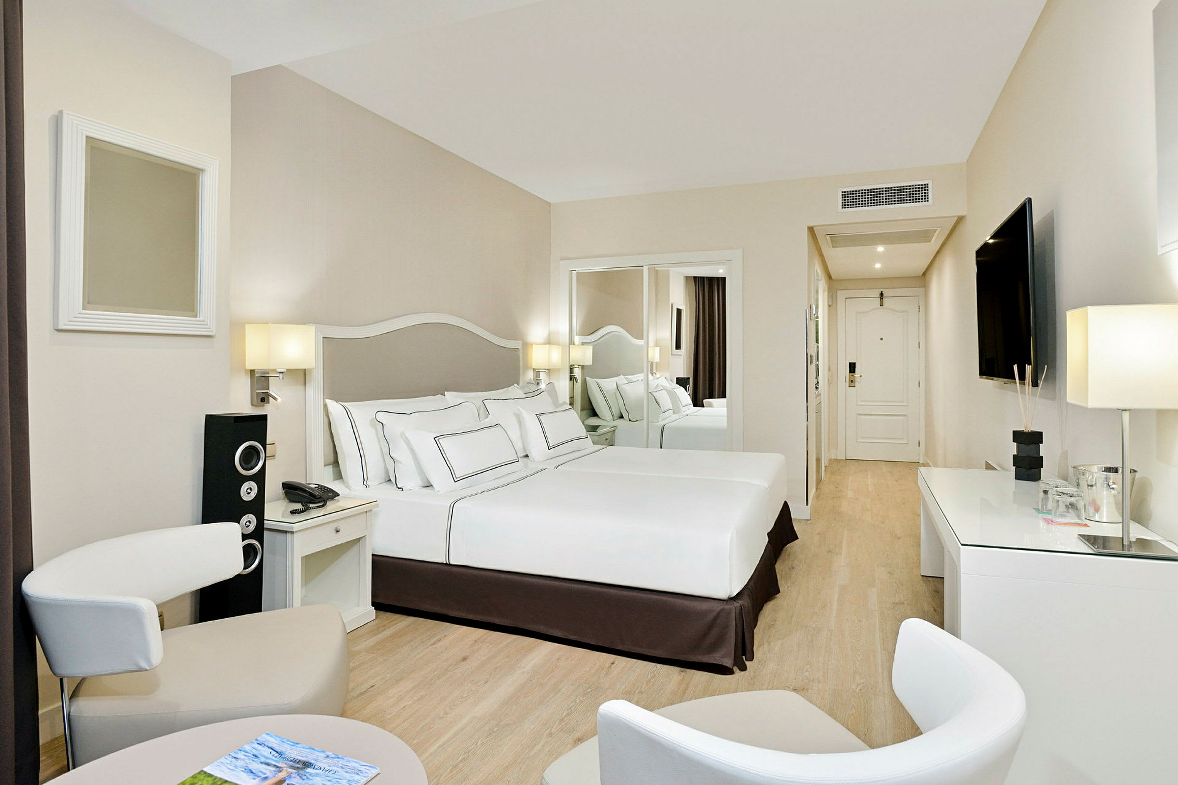 Hotellrum med dubbelsäng och modern inredning. (AI-genererad text)