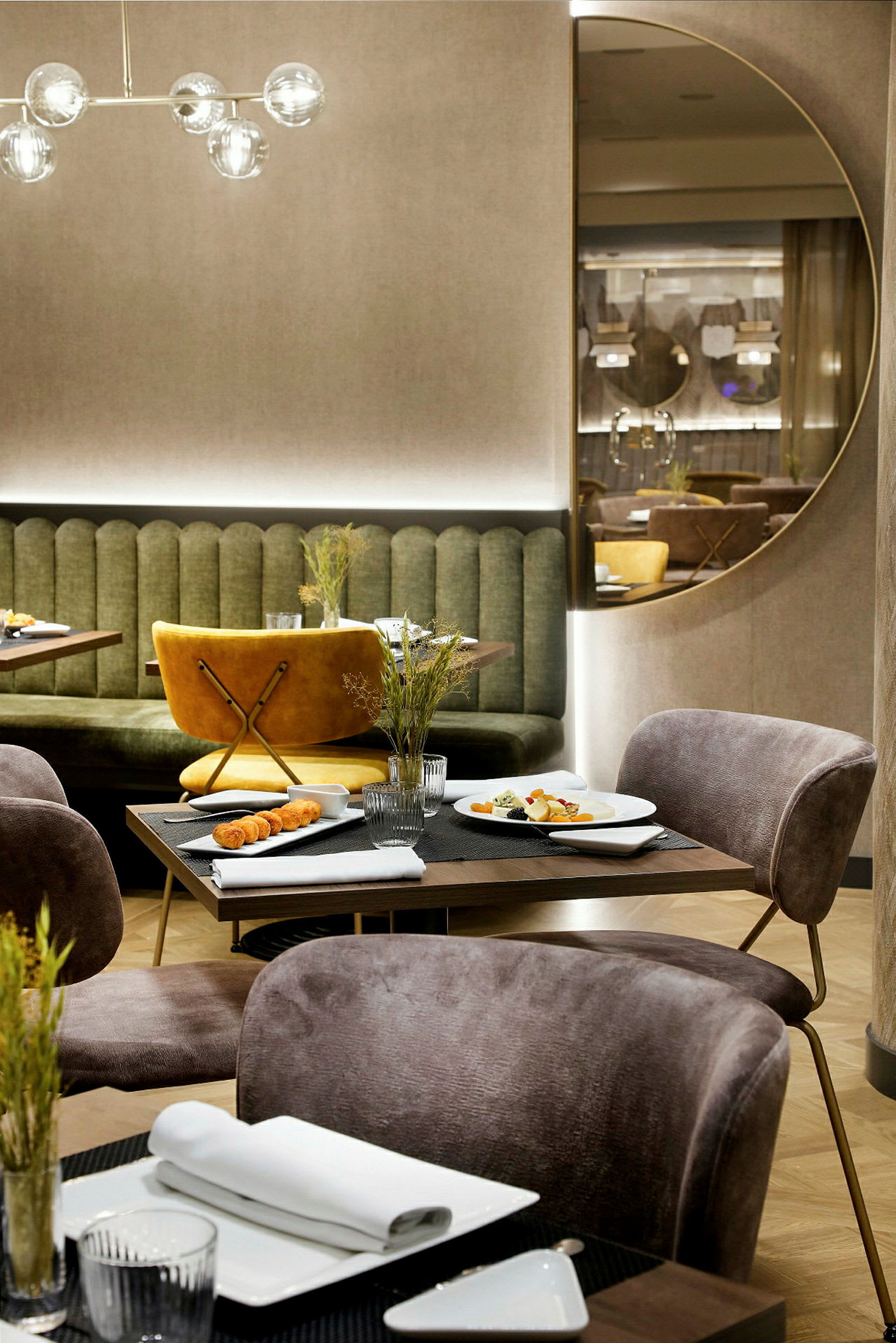 En modern restaurang med inbjudande design, där borden är dukade med vit porslin och dekorerade med glas och servetter. (AI-genererad text)