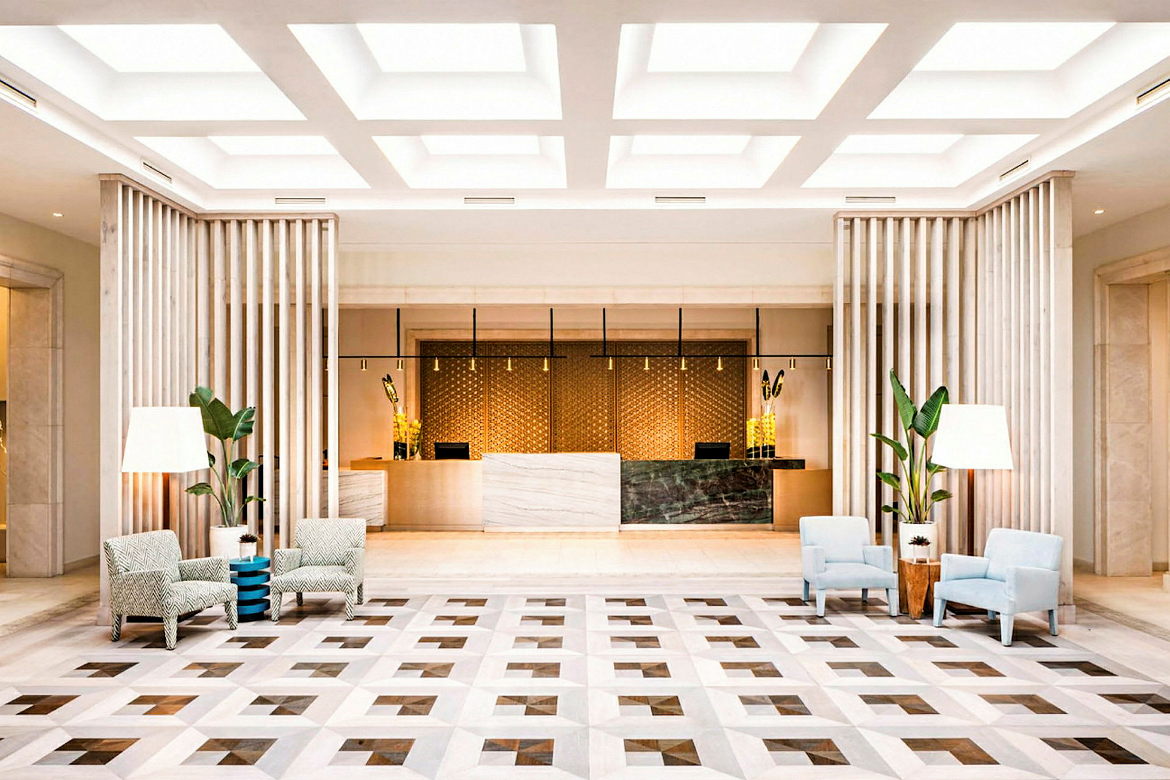 En elegant hotellobby med sittgrupper och en receptionsdisk. (AI-genererad text)
