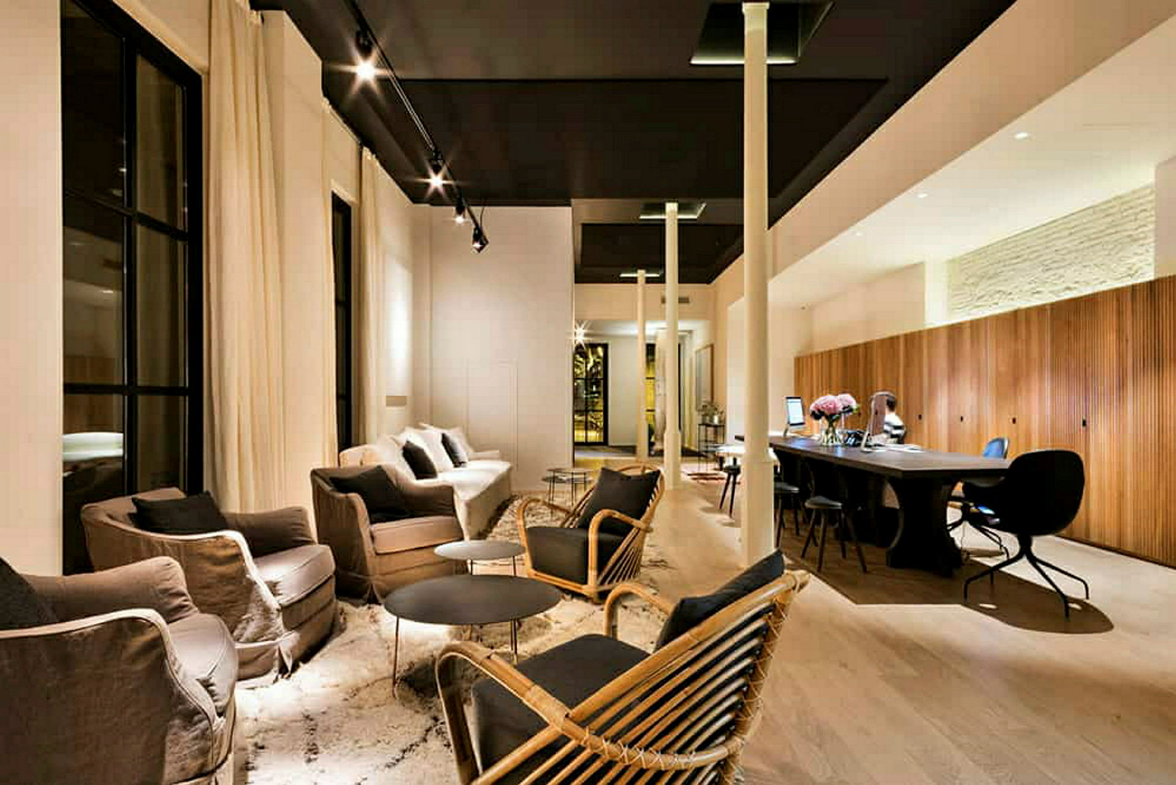 En modern inredd lounge med soffor, fåtöljer, bord och arbetsområde. (AI-genererad text)