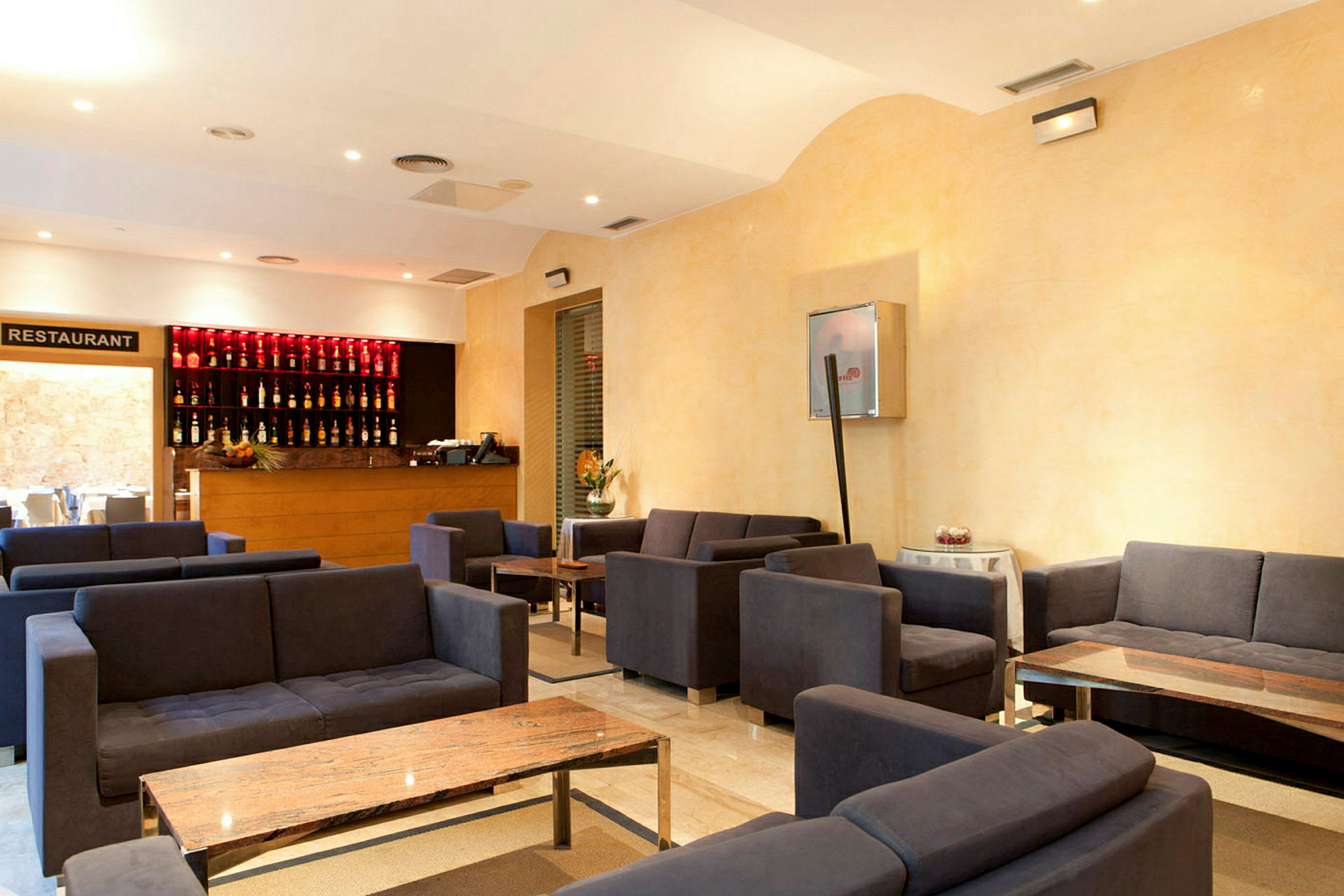 En hotellobby med flera sittgrupper och ett receptionsområde. (AI-genererad text)