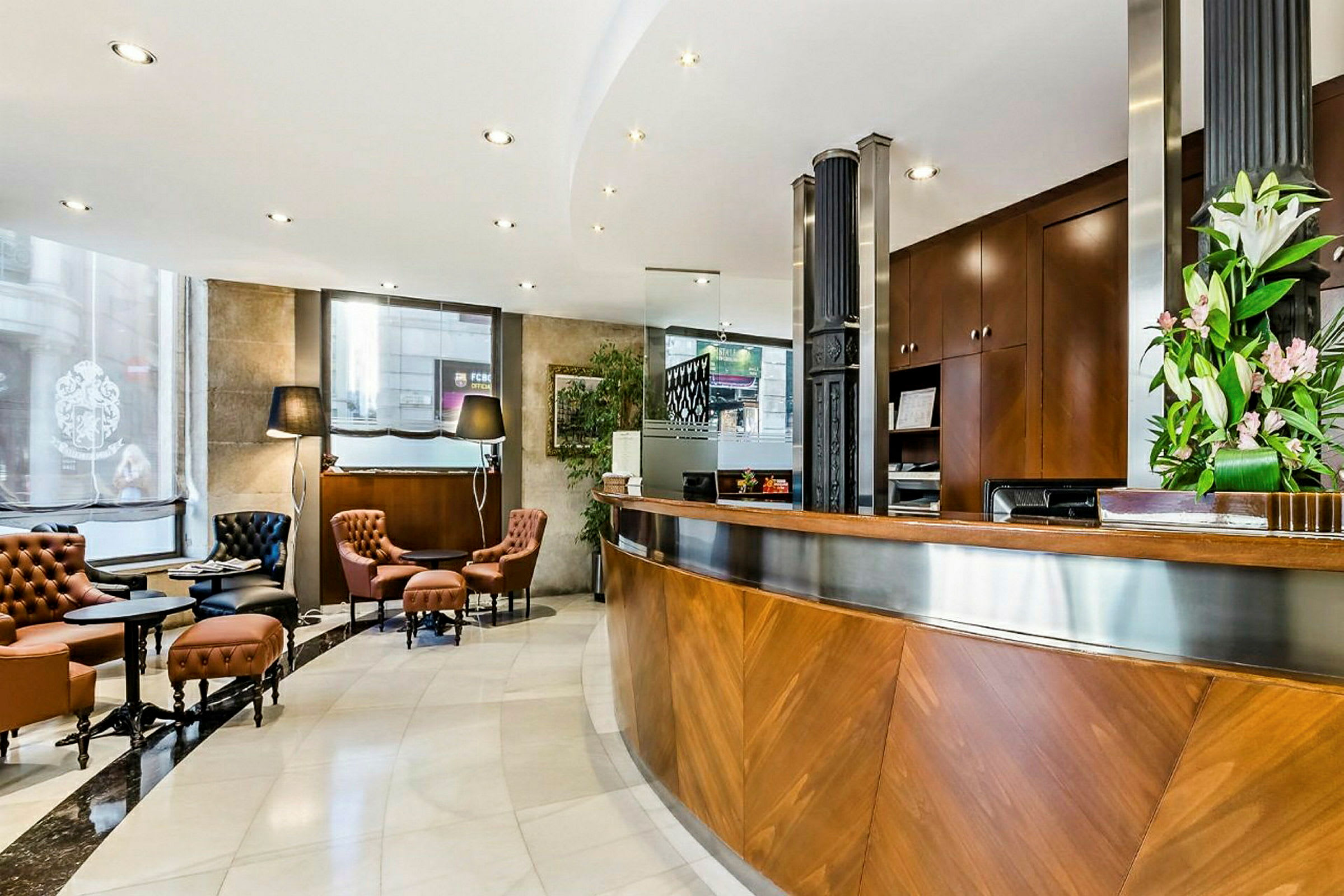 Reception och lobby i modern design med trädetaljer och sittplatser. (AI-genererad text)