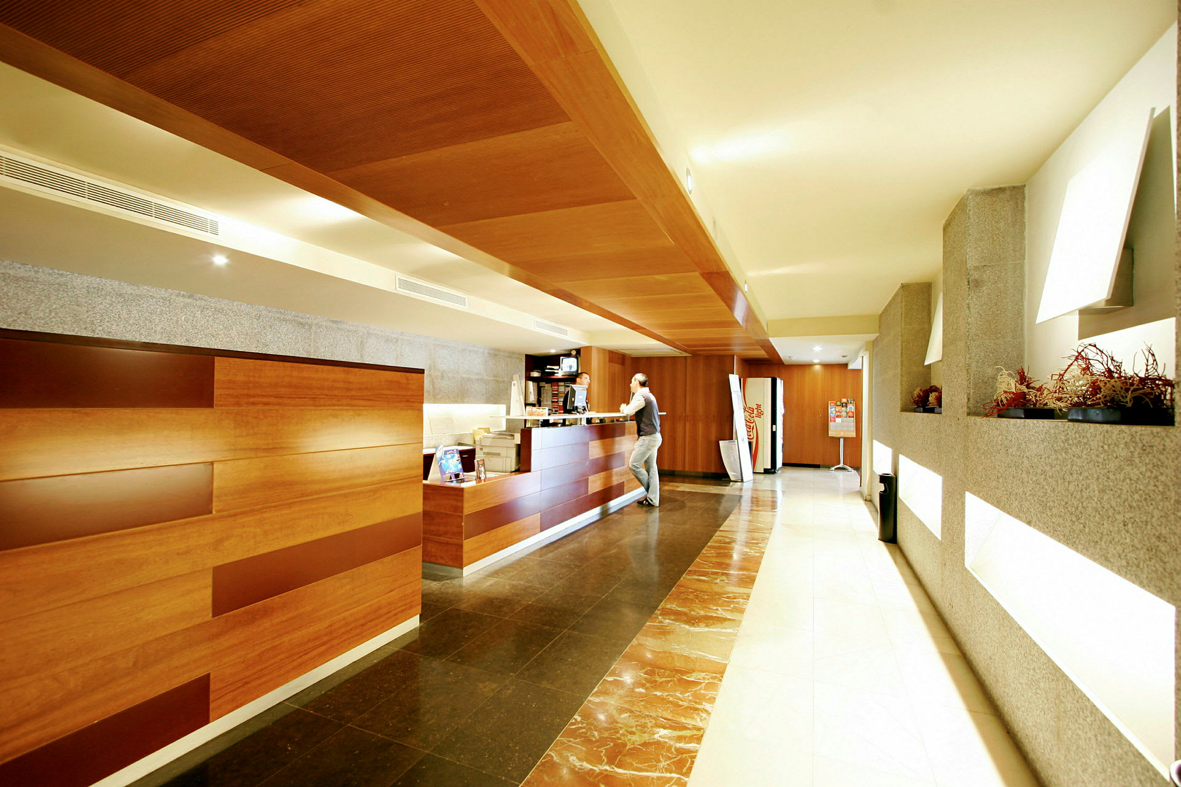 Reception i ett hotell med modern inredning. (AI-genererad text)