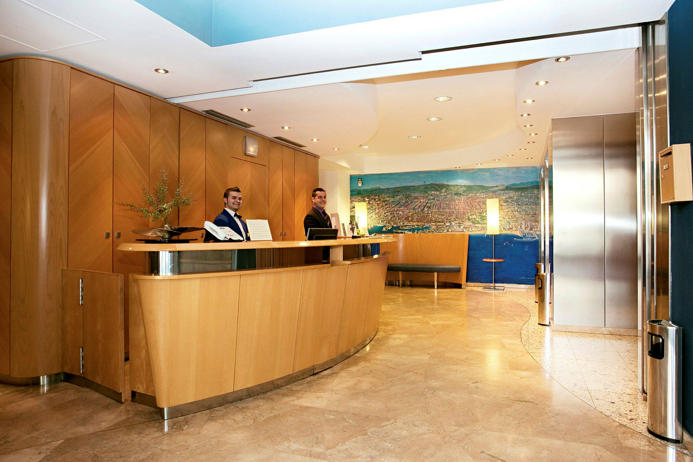 Hotellreception med träinteriör, en reception, och en målning på väggen. (AI-genererad text)