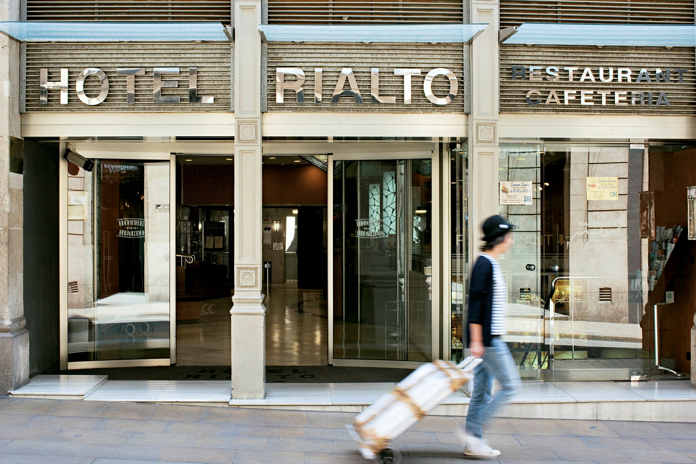 Entré till Hotel Rialto med en förbipasserande person. (AI-genererad text)