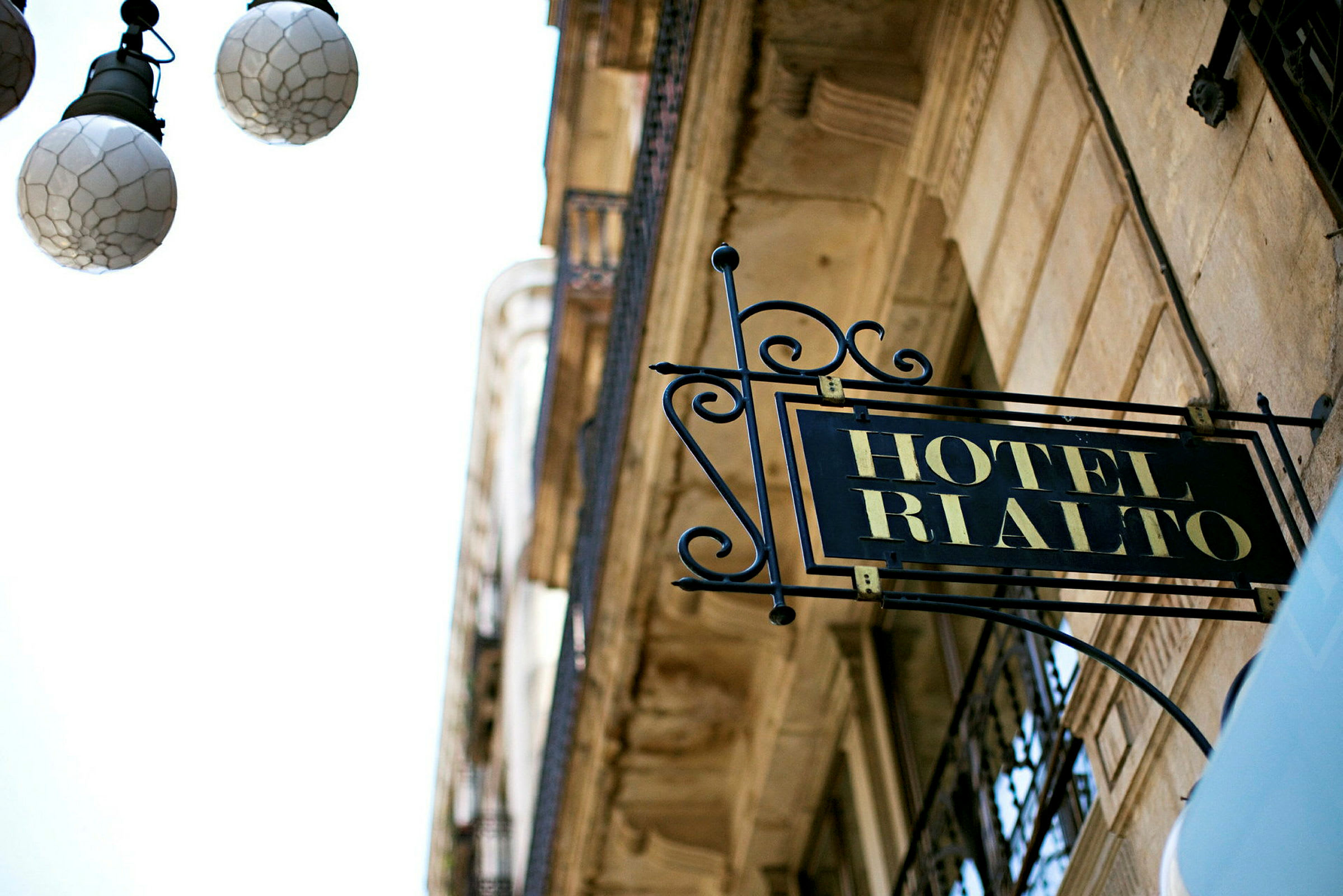 Hotellskylt för 'Hotel Rialto' placerad på en byggnadsfasad. (AI-genererad text)